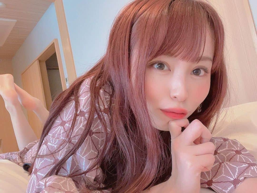 和田真里のインスタグラム：「まりにゃ🐱💕(当方独身30歳) 年齢というよりも 先日突然「30年と生きたんだ...!!🗻」と “生存していること”について大きな衝撃が走りました✨ 30年生きてるのですよ🧐!!って 自慢しながら街を歩きたいものです🐹💭 (何を言ってるのか) ． 私は銀座5丁目のクラブでホステスをしています👘 花葡萄の夜にお待ちしております🌷🫧 ． そして昨日から1泊2日で 山形県にひとり温泉旅してきました♨️ スチームサウナ付きのお部屋に宿泊したよ🌱 そちらの方は明日以降で 更新していきたいと考えています🍰♩ ． 今はCandfans(ファンクラブ)を編集していて 料金は変わりますが濃いものになるかなと😁♨️ 来週中に🆙しますね🎀꒰՞⸝⸝⩌𖥦< ꒱ ̖́- ️🔖.· #温泉モデル #温泉女子 #混浴女子 #温泉旅館 #温泉旅行 #温泉めぐり #温泉デート 🫶🏻 #混浴 #温泉ソムリエ #野湯 #秘湯 🤫♨️  #photo #travel 📸 #一人旅 #旅好きな人と繋がりたい #旅スタグラム 🌎🗺 #銀座 #銀座クラブ #ホステス #歌舞伎町 #六本木 🏰 #ガールズバー #キャバ嬢 #ラウンジ嬢 #スナック #ホスト 🍾✴︎ #銀座ホステス #グラビアアイドル #わだまり 👸🏻‪ #30代コーデ 👗♥️」