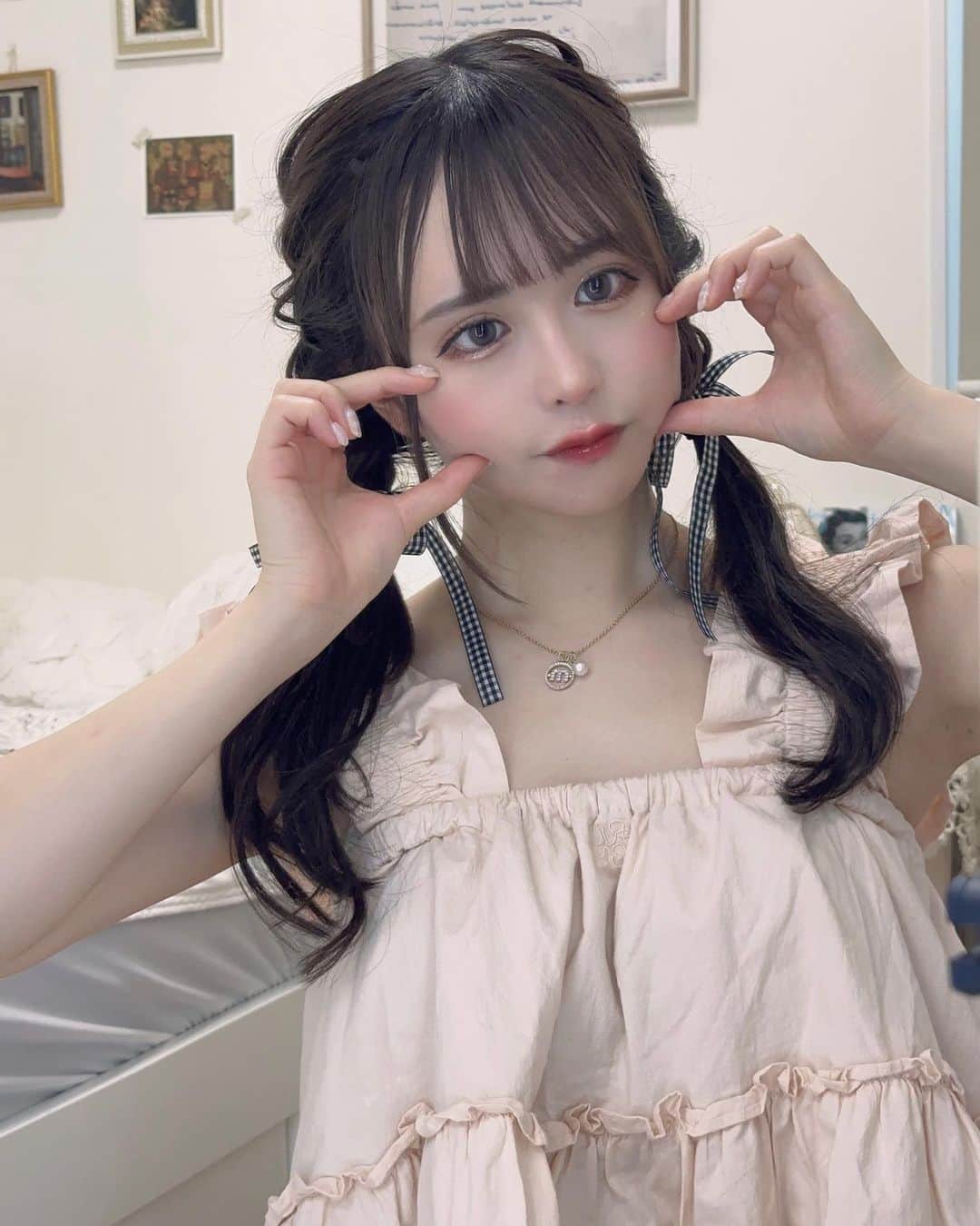 日向すずのインスタグラム：「ファンクラブ限定グッズの撮影してきたよ🤍おたのしみに🤍 髪の毛 @cotono__ ちゃんにやってもらった🤍かわいいでちょ  4枚目は3冊連続で読んだ凪良ゆうさんの本📖」