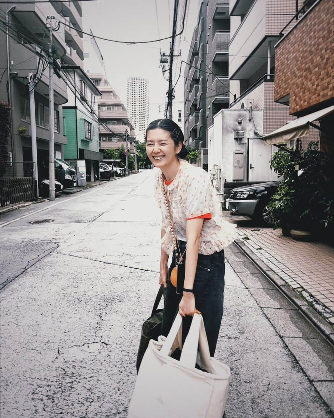 菊池亜希子のインスタグラム：「天パ族には辛い季節の到来です🐸 雨の日の水玉、すきよ。  📷🫶🏻 @atsukochiiba」