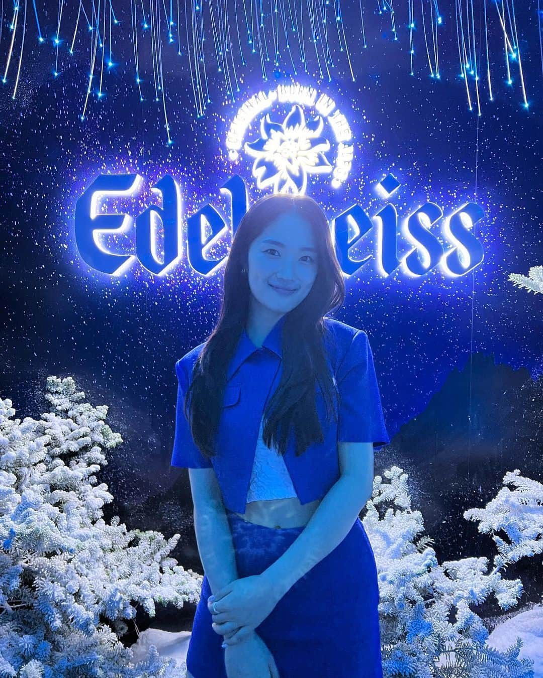 キム・ヘユンのインスタグラム：「#AD @edelweiss_kr  에델바이스 FEEL THE ALPS 팝업스토어 💙 그 어디에서도 경험하지 못했던 특별하고 감각적인 여정을 함께하세요!   기간 : 2023년 6월 2일(금) – 7월 9일(일)  장소 : 서울 강남구 압구정로50길 13   ※경고: 지나친 음주는 뇌졸중, 기억력 손상이나 치매를 유발합니다. 임신 중 음주는 기형아 출생 위험을 높입니다.   #에델바이스 #FEELTHEALPS #에델바이스팝업 #나만을위한한잔 #FEELTHEALPSINAPGUJUNG #edelweiss」