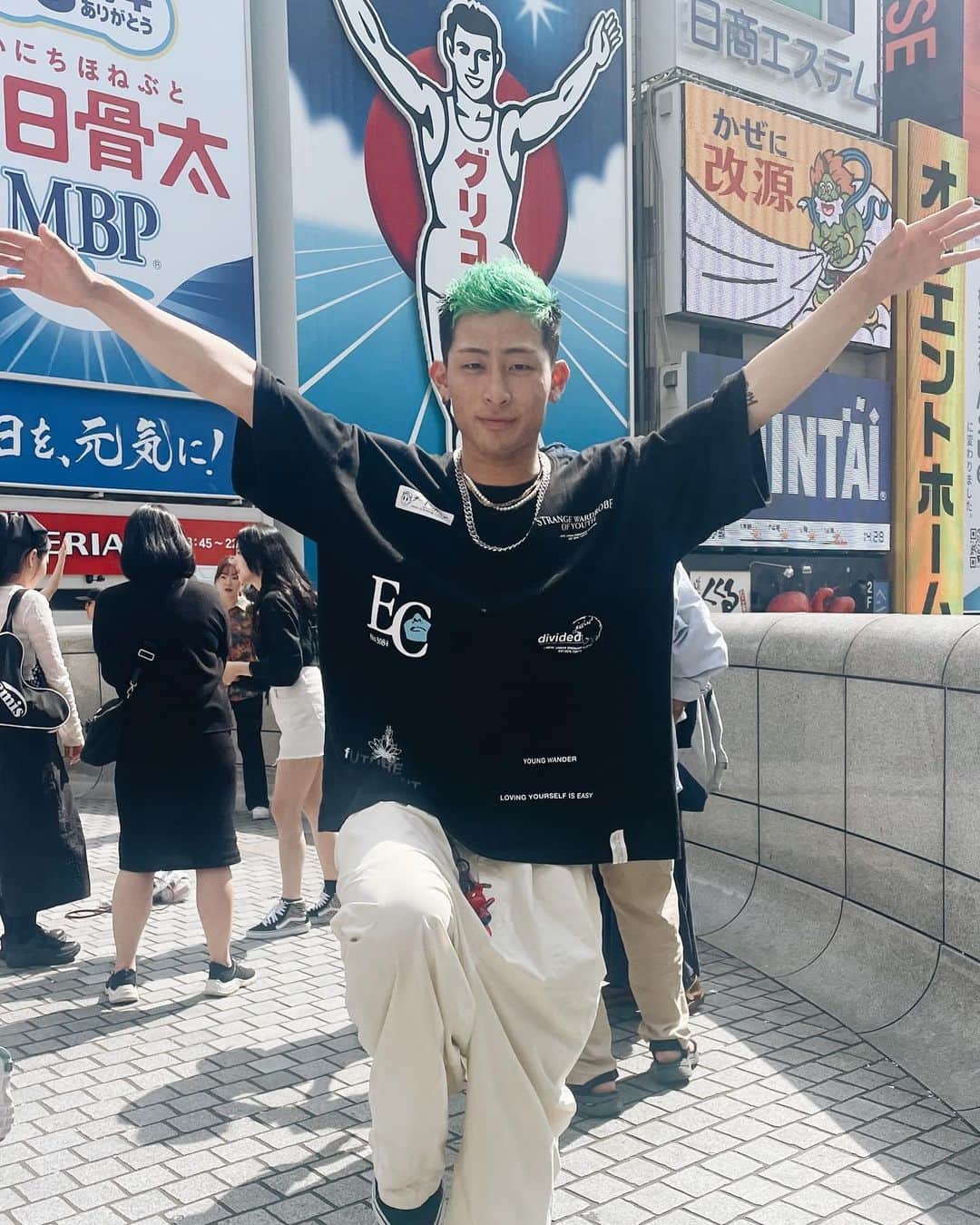 JustIn (ジャスティン)さんのインスタグラム写真 - (JustIn (ジャスティン)Instagram)「大阪のここに来たら絶対やってしまう。このポーズ。魔力だ、、  #グリコポーズ #大阪 #日本一周 #キャンピングカー #緑の人 #ジャスティン」6月14日 16時59分 - just_in1102
