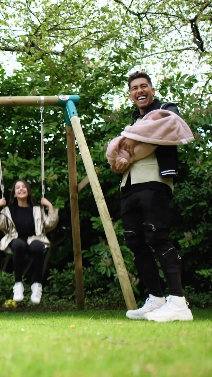 ロベルト・フィルミーノのインスタグラム：「Bobby: The Boy From Maceio 🇧🇷  Family and football. An emotional look at the rise of Roberto, with episode one now available on LFCTV GO 💻」