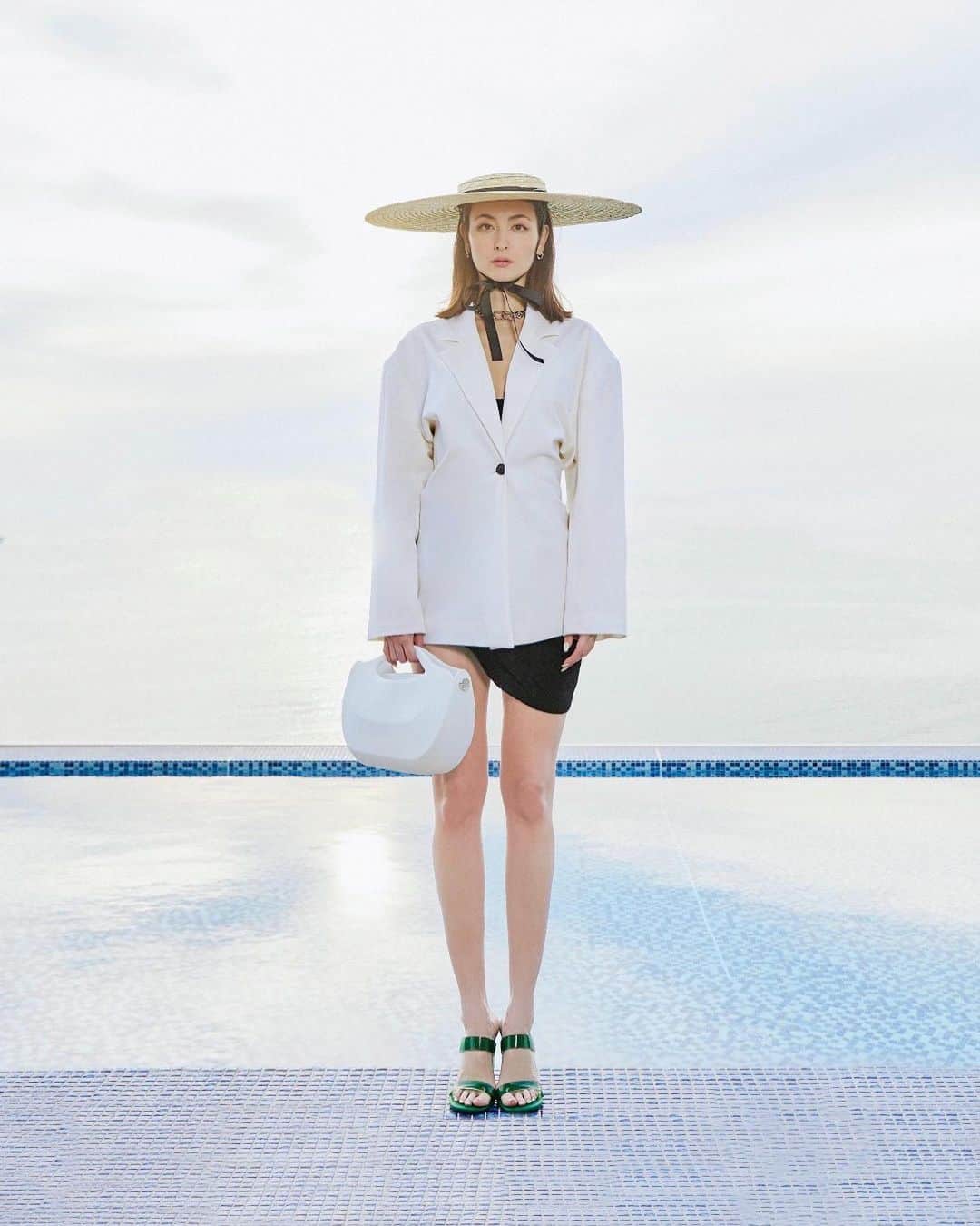 エリーローズのインスタグラム：「Counting down the days until summer, ready to flaunt @charleskeith_jp 🕊️  #CharlesKeithSS23 #ImwithCharlesKeith  #チャールズアンドキース」