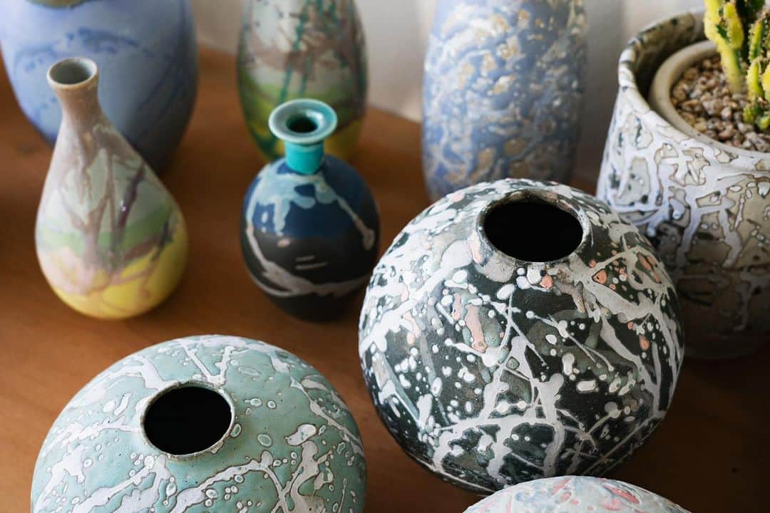 のインスタグラム：「竹村良訓 個展 "Innocent" 開催中！ 竹村さんが新たに挑戦した色と形、どうぞご覧ください。  期間｜2023年5月19日（金）～ 6月19日（月） 開催店舗｜イデーショップ 自由が丘店  イデーショップ 自由が丘店3階のIDÉE GALLERY AND BOOKS @ideegalleryandbooks では、陶芸作家 竹村良訓さんの個展を開催します。  彩り豊かな竹村さんの陶器は日々衣を変え、思いもかけない新たな表現は巡り合いの奇跡を引き起こします。今回は若葉がまぶしく照り映えるこの好季節に、竹村さんが新たに挑戦した色、形で花器や鉢を中心にお披露目いたします。  天真爛漫な姿を是非ご覧ください。  profile 竹村良訓 Yoshinori Takemura @takemurayoshinori  1980年千葉県生まれ。木工と漆芸を学びながら陶芸に出会う。文化財修復を修め、古陶芸の研究・復元制作も努めながら、漆芸技法の応用による、陶磁器・漆器修復にも携わっていた。現在は、陶芸家・修復家として活動している傍ら、2008年に開設した陶房「橙」で指導も行っている。  #IDÉE #IDÉESHOP #idee #ideeshop #イデーショップ #イデー #interior」