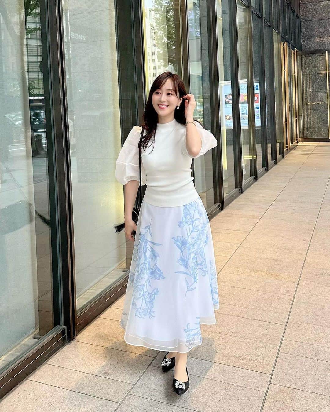 村上麻衣のインスタグラム：「Tops @fray_id  Skirt @celford_official  Pamps @dianashoespress   ふわふわしてました。 白とブルー。 好きな色💙🤍  服はもうネットでしか購入していません😅 買いに行くのが面倒なの。 ですので私が着ている服は、ほぼ全てネットで購入できます。  . . 皆さんお元気ですかー？ 私の周りは風邪をひいて咳をしている方が多いです。 私は2週間前に治ったけど、咳は辛いですよね😢 みんなが早く元気になりますように！  #ファッション #fashion #コーデ #今日のコーデ #今日のファッション #スカート #フレイアイディー #frayid #celford #セルフォード #coodinate #スカートコーデ #アラフォーコーデ  #アラフィフコーデ」
