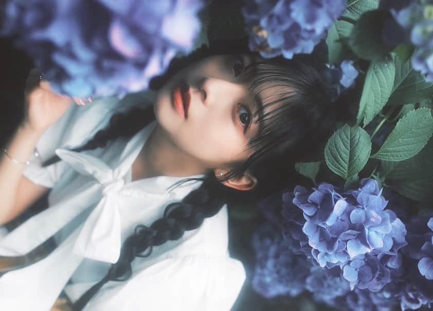 千葉祐夕のインスタグラム：「紫陽花、観に行けたよ 〜 💠 とーっても素敵でした。  📷 photo by @sho__hayakawa    #紫陽花 #多摩川」