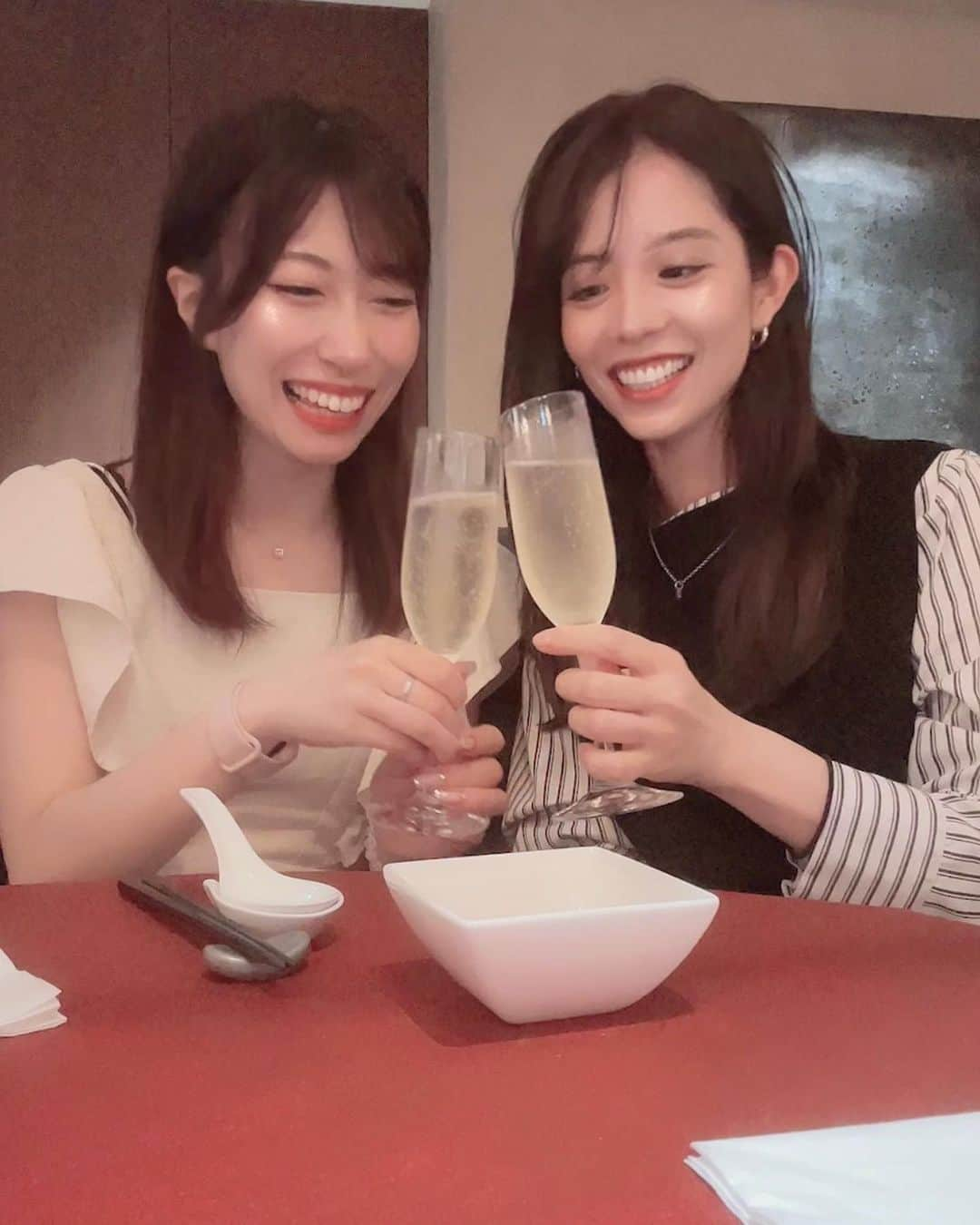 浦田麻緖さんのインスタグラム写真 - (浦田麻緖Instagram)「カンパーイ🥂(*･∀-)db(-ω･*) みぽりんと飲茶🥟🥢ランチ‎Ψ( 'ч' ☆)  シャンパンは、コースに1杯ついてしまっていたので仕方なく飲んだよねー🙄🙄🙄🤣🤣🤣🤣とか言ってみる🤣 お昼からの🥂は、幸せです♡  みぽりんが飲茶を〇〇だと思っていた件...((((；ﾟДﾟ))))ｶﾞｸｶﾞｸﾌﾞﾙﾌﾞﾙ  気になる方は、今夜21時からの  #bigolgve で‼️(´∀｀*)ｹﾗｹﾗ🤣🤣🤣  みぽが笑顔で良かったのだ〜☺️♡   #飲茶  #飲茶ランチ  #ジョーズシャンハイニューヨーク  #美味しい飲茶  #銀座ランチ」6月14日 17時20分 - mao.urata