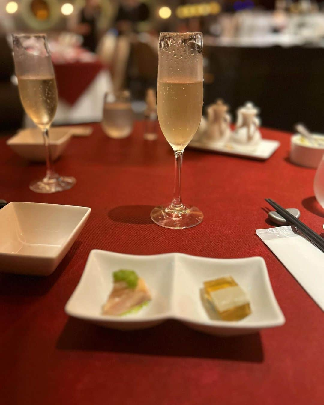 浦田麻緖さんのインスタグラム写真 - (浦田麻緖Instagram)「カンパーイ🥂(*･∀-)db(-ω･*) みぽりんと飲茶🥟🥢ランチ‎Ψ( 'ч' ☆)  シャンパンは、コースに1杯ついてしまっていたので仕方なく飲んだよねー🙄🙄🙄🤣🤣🤣🤣とか言ってみる🤣 お昼からの🥂は、幸せです♡  みぽりんが飲茶を〇〇だと思っていた件...((((；ﾟДﾟ))))ｶﾞｸｶﾞｸﾌﾞﾙﾌﾞﾙ  気になる方は、今夜21時からの  #bigolgve で‼️(´∀｀*)ｹﾗｹﾗ🤣🤣🤣  みぽが笑顔で良かったのだ〜☺️♡   #飲茶  #飲茶ランチ  #ジョーズシャンハイニューヨーク  #美味しい飲茶  #銀座ランチ」6月14日 17時20分 - mao.urata