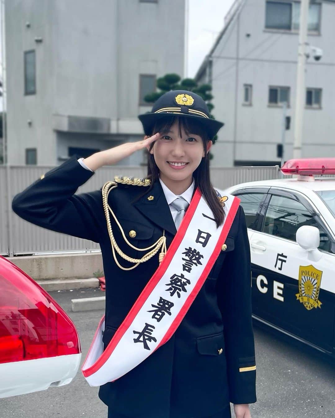 のインスタグラム：「🚓 本日、碑文谷警察署１日署長を務めさせていただきました😊  【痴漢・盗撮撲滅及び薬物乱用防止】の広報として、東京都立桜修館中等教育学校の生徒の皆さんと、防犯情報を一緒に学びました🍀 生徒の皆さんの反応がとても良くて、しっかりお話を聞いてくださってるんだなぁと💭 私自身も防犯対策などを見直すきっかけになりました。  司会進行をしてくださった大学生ボランティア団体「セザンジュ」の皆さんの、"見せる安全"というお話に感心しました。防犯ブザーや無線機を持ち歩いているセザンジュの皆さんが、街のパトロールをしてくれていることで、犯罪防止になるのだなと💭  そして、本日大変お世話になりました碑文谷警察署の方々☺️普段あまり関わることのない警視庁の方々とお話する中で、より身近な存在に感じられたのも嬉しかったです💭 また、警察の業務や活動に改めて感謝しました。今後、私も一市民としてよりよい街づくりに貢献していきたいと思います！  防犯アプリ「デジポリス」 地域ごとの犯罪発生情報が地図で見られる機能や防犯ブザー、痴漢撃退機能などが搭載されております！ 登録がお済みでない方は是非登録お願い致します🚓」