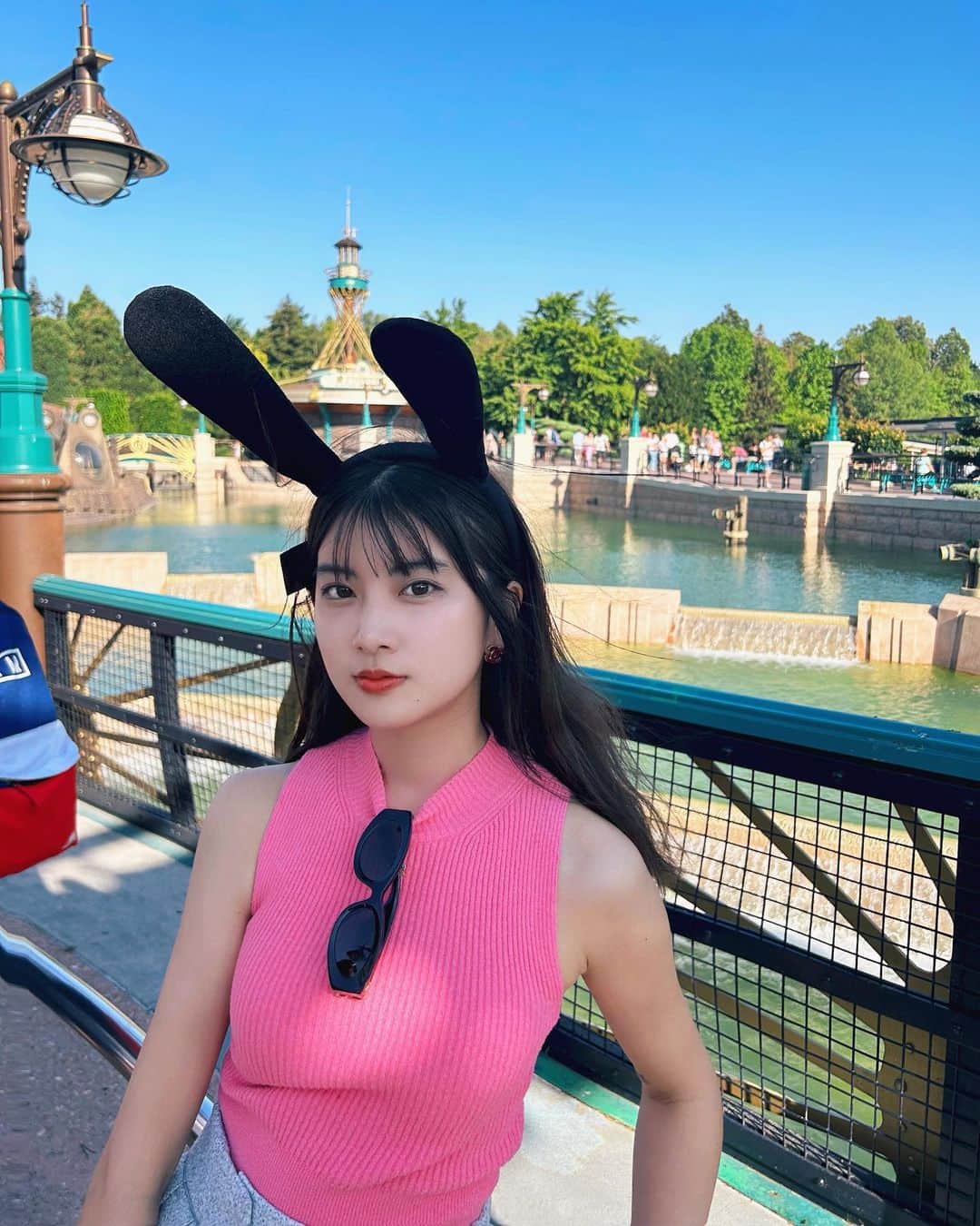 のインスタグラム：「Parisは毎日いい天気です ☀️🦢彡 　 旅行には特にたくさん荷物を持たずに行って、現地調達するのが好き。こっちで着てる服はほとんどParisで買ったもの☺︎ 　 去年はLos Angelesのuniversal Hollywoodに行けて今年はDisney land Parisに行けるなんて...幸せすぎて。 乗り物も物価も日本に結構似てるかな:)) けどHYPER SPACE MOUNTION はDisneyの SPACE MOUNTION史上1番最速らしくて鬼早かったっ笑 　 また行きたい〜〜♾️🩵」