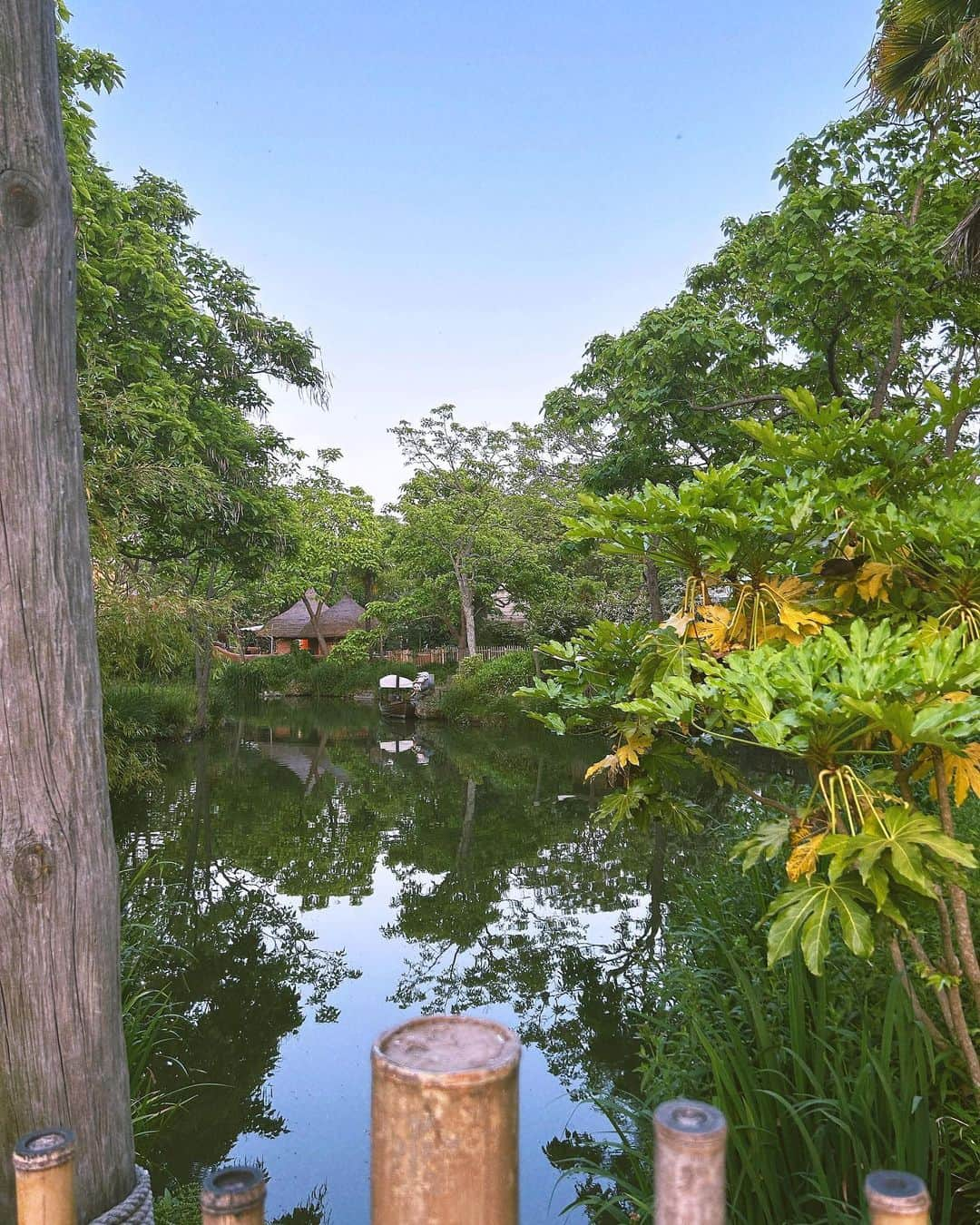 HITOMIさんのインスタグラム写真 - (HITOMIInstagram)「Parisは毎日いい天気です ☀️🦢彡 　 旅行には特にたくさん荷物を持たずに行って、現地調達するのが好き。こっちで着てる服はほとんどParisで買ったもの☺︎ 　 去年はLos Angelesのuniversal Hollywoodに行けて今年はDisney land Parisに行けるなんて...幸せすぎて。 乗り物も物価も日本に結構似てるかな:)) けどHYPER SPACE MOUNTION はDisneyの SPACE MOUNTION史上1番最速らしくて鬼早かったっ笑 　 また行きたい〜〜♾️🩵」6月14日 17時14分 - __htm.13__