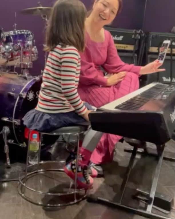 有坂美香のインスタグラム：「【You Are My Sunshine☀️】Love singing with & giving lessons to children♪:*:･･:*:･♪･:*:･･:*:･♪･:*:･･:*:･♪♪:*:･･:*:･♪･:*:･･:*:･♪  and this girl is talented! Demi  これは2年前？くらいの動画。  @demi_a_2015  いまは @lany.vocal.school にて @arvinhomaaya にレッスン受けてます！  @the_sunshowers   #有坂美香 #有坂美香andthesunshowers #うたうまキッズ　#キッズボイトレ　#ボイトレ　#ボイストレーニング　#シンガー　#英語の発音 #英語教育　#楽しく歌おう #親子で歌おう　 #中目黒ゴスペル　#鎌倉ゴスペル」
