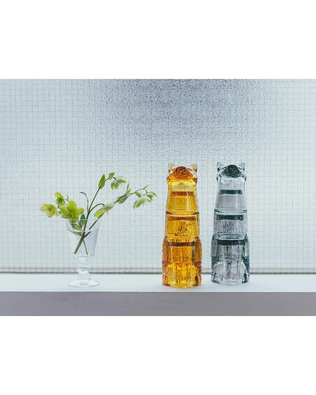 オルネ ド フォイユさんのインスタグラム写真 - (オルネ ド フォイユInstagram)「夏は暑さの一方で、 だからこそ楽しみなドリンクも豊富ですよね。  シンプルなグラスも人気ですが、 1つくらいユニークなものがあってもいいはず！  こちらのスタッキンググラスは、 猫ちゃんがお座りしているようなデザイン。  重ねてみると、ちゃんと尻尾や毛流れまで 細かく描かれているんです🐈🐈‍⬛  来客時など、 ちょっとした会話が弾むきっかけにも。  使うときはもちろん、 収納時にもほっこりさせてくれるアイテム。  ブラックとジンジャーの2色は、 どこかレトロな雰囲気を感じる色使いです。  商品名：キティ・スタッキンググラス ※グラス4個セットです。  ———————————————  ●商品詳細はプロフィールのリンクからご確認ください。 👉@ornedefeuilles  ※検索画面で「キティ」でチェック🔎  ※オンラインショップと不動前店の取扱い商品は異なります。  #グラス #スタッキング #動物グッズ #動物好き #暮らしを楽しむ #心地よい暮らし #丁寧な暮らし #ornedefeuilles #オルネドフォイユ」6月17日 12時20分 - ornedefeuilles