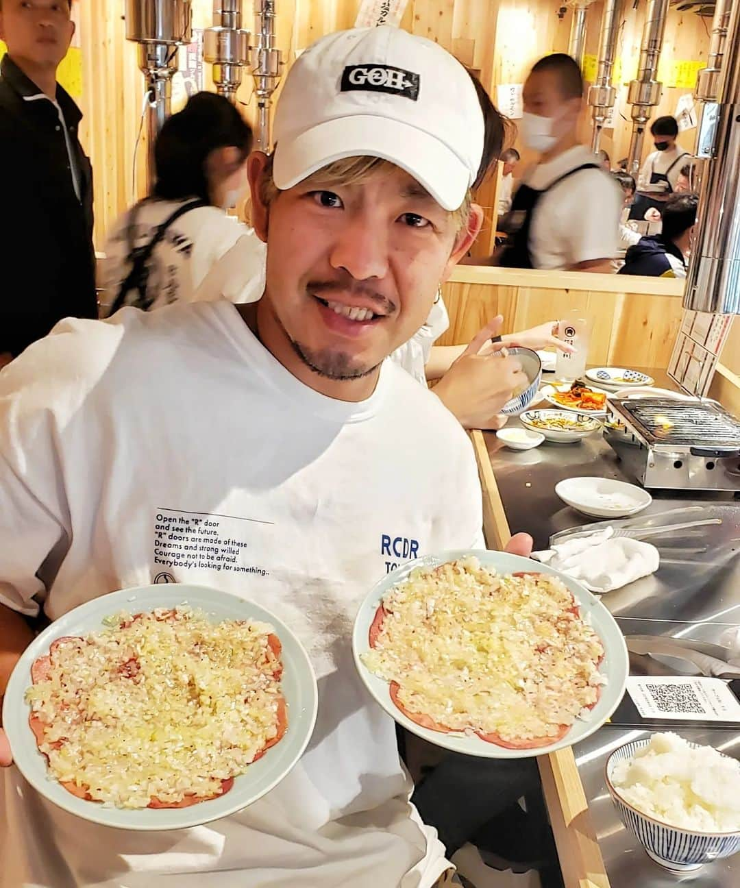 剛王のインスタグラム：「本日6月14日(水)17時よりオープンする 【大衆焼肉ホルモン にくさわ本店】 @nikusawananba   先日プレオープンにお邪魔してきました。 店内活気溢れたくさんの人で賑わってました。 なかでも目を引くのが大判ロース。 大皿に一枚ドーンって感じw 味も最高。絶対ご飯欲しくなるやつ。 カレーホルモンはにくさわでしか味わえない1品。 是非ご賞味ください。 なんかいっぱい食べて食べるのに集中しすぎて写真獲れてないのもある。 どれも美味しくどれもリーズナブルで立地もよくまた行きたいお店。  今回食べたもの 生センマイ ￥649 黄身とホルモン ￥649 和牛塩カルビ×2 ￥429 和牛大判ロース×2 ￥1089 ネギタン塩×2 ￥979 厚切りハラミ×2 ￥649 マルチョウ×2 ￥539 カレーホルモン×2 ￥319 ハツにんにくまみれ×2 ￥539 ソルロンタンスープ(麺入り) ￥539 大ライス×4 ￥363 バニラアイス ￥429 (税込)  ほんまにリーズナブルで腹一杯になる。 どれもおすすめです。 また他のメニューも食べたい。 大判ロースとカレーホルモンおすすめ。  ---------------------------------------------------------------------------------------------------- 【大衆焼肉ホルモン にくさわ】 〒542-0074  大阪府大阪市中央区千日前２丁目５−７  【営業時間】 土日祝日 12：00～15：00／17：00～24：00 平日 17：00～24：00 ※ランチは8月からスタート予定です。 日曜営業 定休日 年末年始（31日～3日）  【お店のアカウント】 @nikusawananba   ---------------------------------------------------------------------------------------------------- #大衆焼肉ホルモンにくさわ #焼肉 #グルメ #グルメな人と繋がりたい #大阪グルメ #大阪焼肉 #肉 #肉スタグラム #肉好き #食べスタグラム #食べログ #肉食 #肉食女子 #大阪 #難波 #千日前 #wagyu #osaka #pr」