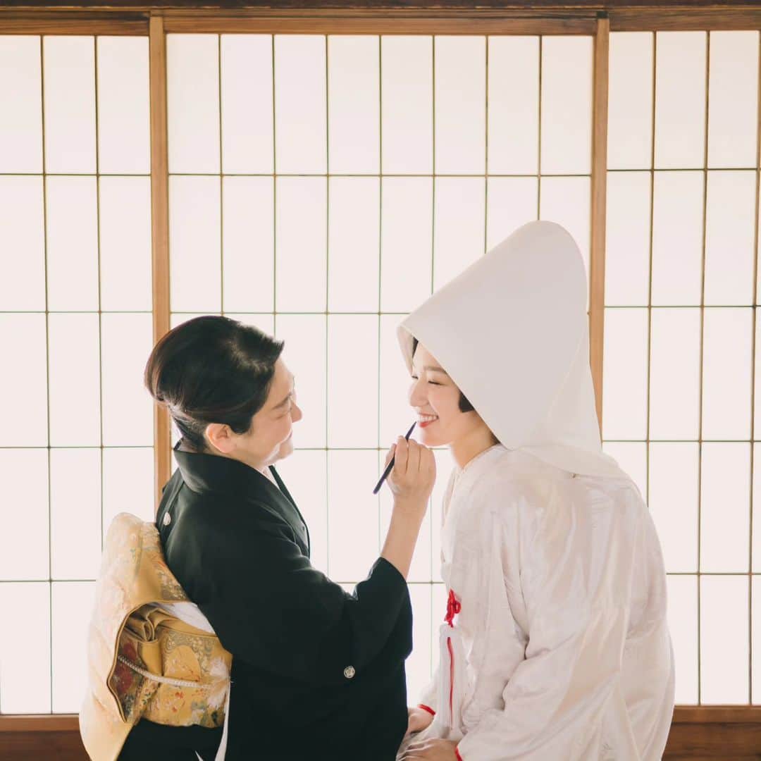 和婚スタイルさんのインスタグラム写真 - (和婚スタイルInstagram)「紅差しの儀💋 新婦様とお母様… お二人の表情が印象的。 . 「紅差しができてよかった」 そんなお声を、お母様からいただくことも多くございます . 【日本の美しい結婚式を紡ぐ】 @wakonstyle  −−−−−−−−−−−−−−− #和婚スタイル  #和婚スタイル花嫁 #神社  #神前式 #仏前式 #祝言 #紅差しの儀 #2023夏婚  #2023秋婚 #2023冬婚  #花嫁  #ウェディング #結婚式  #和装 #着物  #白無垢  #結婚式コーデ  #和装婚  #前撮り  #和装前撮り #神社挙式 #白無垢 #色打掛 #引振袖」6月14日 17時17分 - wakonstyle