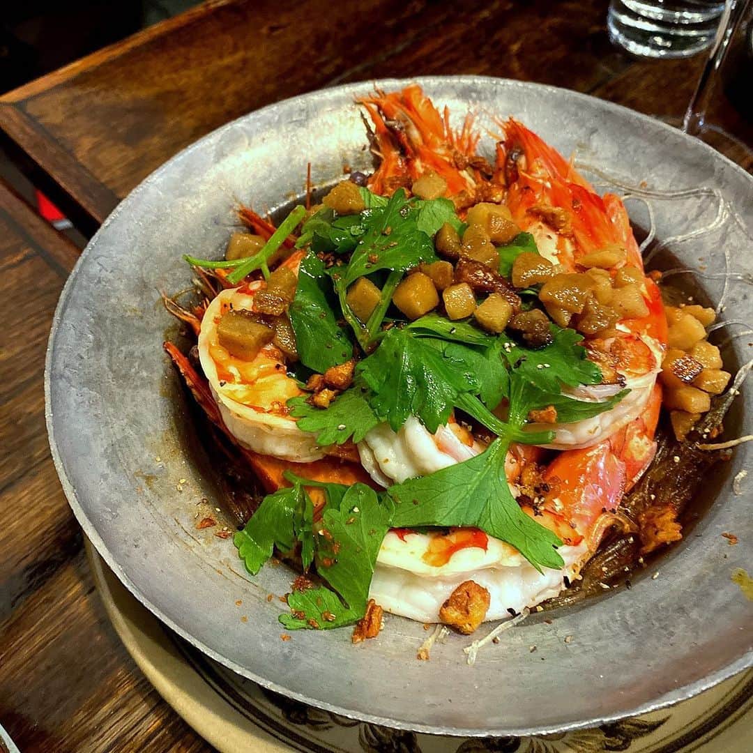 ナイジェラ・ローソンさんのインスタグラム写真 - (ナイジェラ・ローソンInstagram)「Oh Pork Fat, how do I love thee! Let me count the ways.  I adored the Queensland tiger prawns, exuberant in a southern-style curry and then –pic 2 – with the skinniest of noodles, rich with pork fat, oyster sauce, Chinese rice wine, sesame and ginger,  with a fresh hit of Chinese celery on top. Oh, and then the pork jowl, first grilled – pic 3 – with smoked Chilli nam Jim with fish sauce, tamarind, lime and roasted rice, so juicy, simple yet intense, and then (pic 4) in a fragrant green curry with lychees. I have to mention the whole roast Barramundi you see in my 5th photo, with Three-Flavour Sauce (the sourness of tamarind, sweetness of palm sugar, and saltiness of fish sauce) with an abundant sprinkling of crispy garlic and shallots and deep-fried Makrut lime leaves and Thai basil: a headily layered and many-textured delight, but perhaps my favourite was the @porkfatsydney Larb: If you go to a restaurant called pork fat, of course the larb comes with a tumble of golden cubes of – yes – pork fat on top! Sensationally good – but then, absolutely everything was. I ended with Amphawa’s Homemade Coconut Ice Cream with toasted peanuts, jelly-like palm seeds and candied pumpkin, so fresh and bright. What incredible food comes out of this kitchen. If you’re in Sydney, you have to eat here! Thank you to  @cfassnidge and @manufeildelofficial for taking me 🧡 #porkfat #porkfatsydney #sydney #sydneyeats」6月14日 17時17分 - nigellalawson