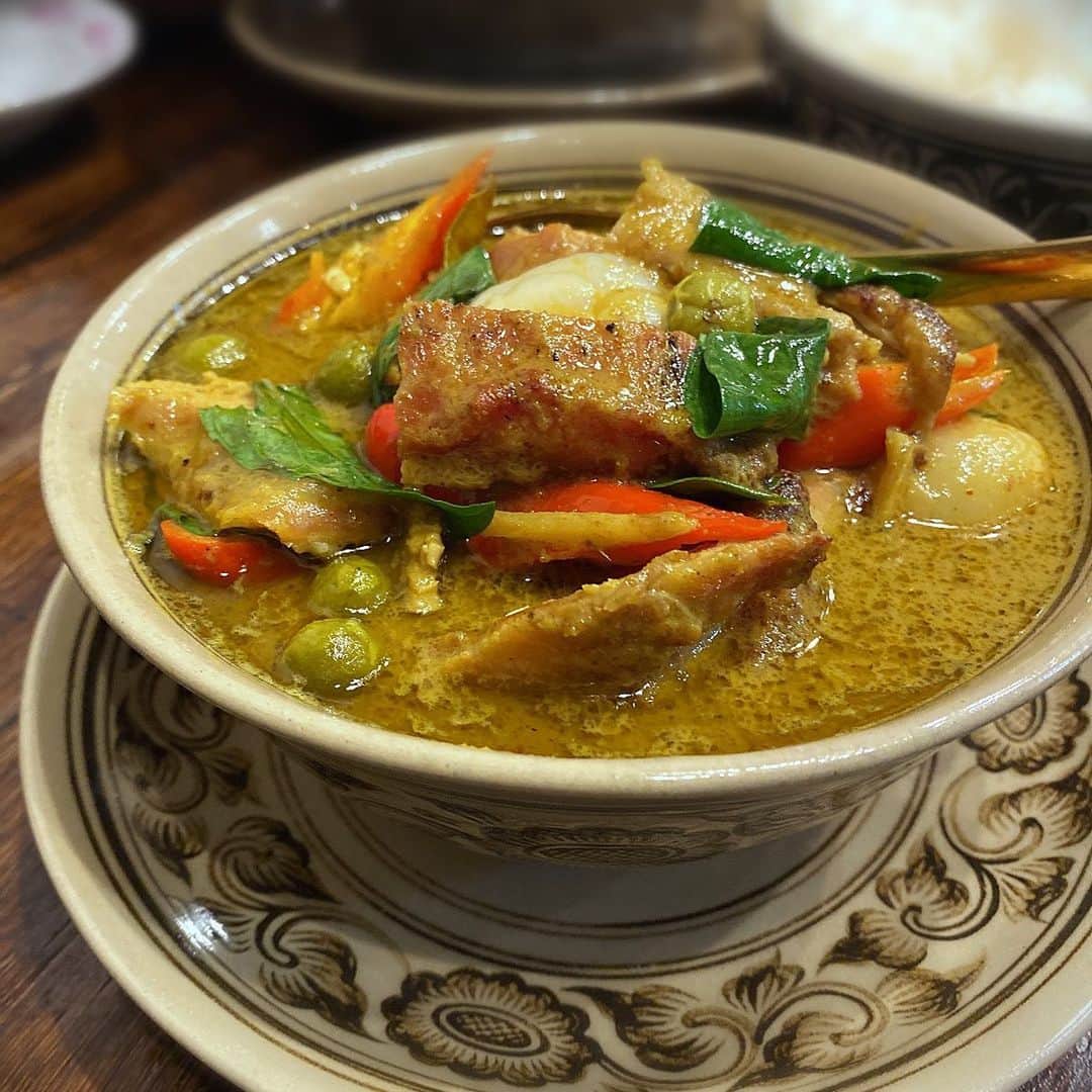 ナイジェラ・ローソンさんのインスタグラム写真 - (ナイジェラ・ローソンInstagram)「Oh Pork Fat, how do I love thee! Let me count the ways.  I adored the Queensland tiger prawns, exuberant in a southern-style curry and then –pic 2 – with the skinniest of noodles, rich with pork fat, oyster sauce, Chinese rice wine, sesame and ginger,  with a fresh hit of Chinese celery on top. Oh, and then the pork jowl, first grilled – pic 3 – with smoked Chilli nam Jim with fish sauce, tamarind, lime and roasted rice, so juicy, simple yet intense, and then (pic 4) in a fragrant green curry with lychees. I have to mention the whole roast Barramundi you see in my 5th photo, with Three-Flavour Sauce (the sourness of tamarind, sweetness of palm sugar, and saltiness of fish sauce) with an abundant sprinkling of crispy garlic and shallots and deep-fried Makrut lime leaves and Thai basil: a headily layered and many-textured delight, but perhaps my favourite was the @porkfatsydney Larb: If you go to a restaurant called pork fat, of course the larb comes with a tumble of golden cubes of – yes – pork fat on top! Sensationally good – but then, absolutely everything was. I ended with Amphawa’s Homemade Coconut Ice Cream with toasted peanuts, jelly-like palm seeds and candied pumpkin, so fresh and bright. What incredible food comes out of this kitchen. If you’re in Sydney, you have to eat here! Thank you to  @cfassnidge and @manufeildelofficial for taking me 🧡 #porkfat #porkfatsydney #sydney #sydneyeats」6月14日 17時17分 - nigellalawson
