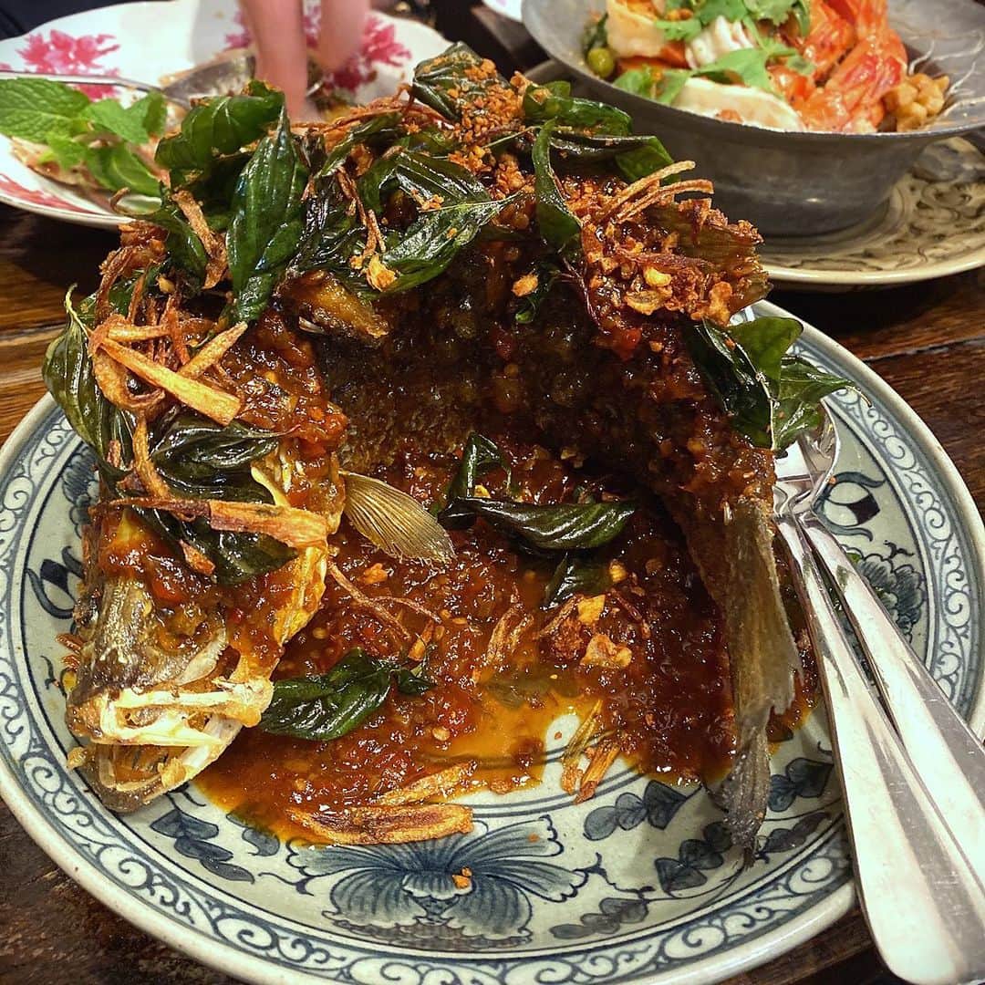 ナイジェラ・ローソンさんのインスタグラム写真 - (ナイジェラ・ローソンInstagram)「Oh Pork Fat, how do I love thee! Let me count the ways.  I adored the Queensland tiger prawns, exuberant in a southern-style curry and then –pic 2 – with the skinniest of noodles, rich with pork fat, oyster sauce, Chinese rice wine, sesame and ginger,  with a fresh hit of Chinese celery on top. Oh, and then the pork jowl, first grilled – pic 3 – with smoked Chilli nam Jim with fish sauce, tamarind, lime and roasted rice, so juicy, simple yet intense, and then (pic 4) in a fragrant green curry with lychees. I have to mention the whole roast Barramundi you see in my 5th photo, with Three-Flavour Sauce (the sourness of tamarind, sweetness of palm sugar, and saltiness of fish sauce) with an abundant sprinkling of crispy garlic and shallots and deep-fried Makrut lime leaves and Thai basil: a headily layered and many-textured delight, but perhaps my favourite was the @porkfatsydney Larb: If you go to a restaurant called pork fat, of course the larb comes with a tumble of golden cubes of – yes – pork fat on top! Sensationally good – but then, absolutely everything was. I ended with Amphawa’s Homemade Coconut Ice Cream with toasted peanuts, jelly-like palm seeds and candied pumpkin, so fresh and bright. What incredible food comes out of this kitchen. If you’re in Sydney, you have to eat here! Thank you to  @cfassnidge and @manufeildelofficial for taking me 🧡 #porkfat #porkfatsydney #sydney #sydneyeats」6月14日 17時17分 - nigellalawson