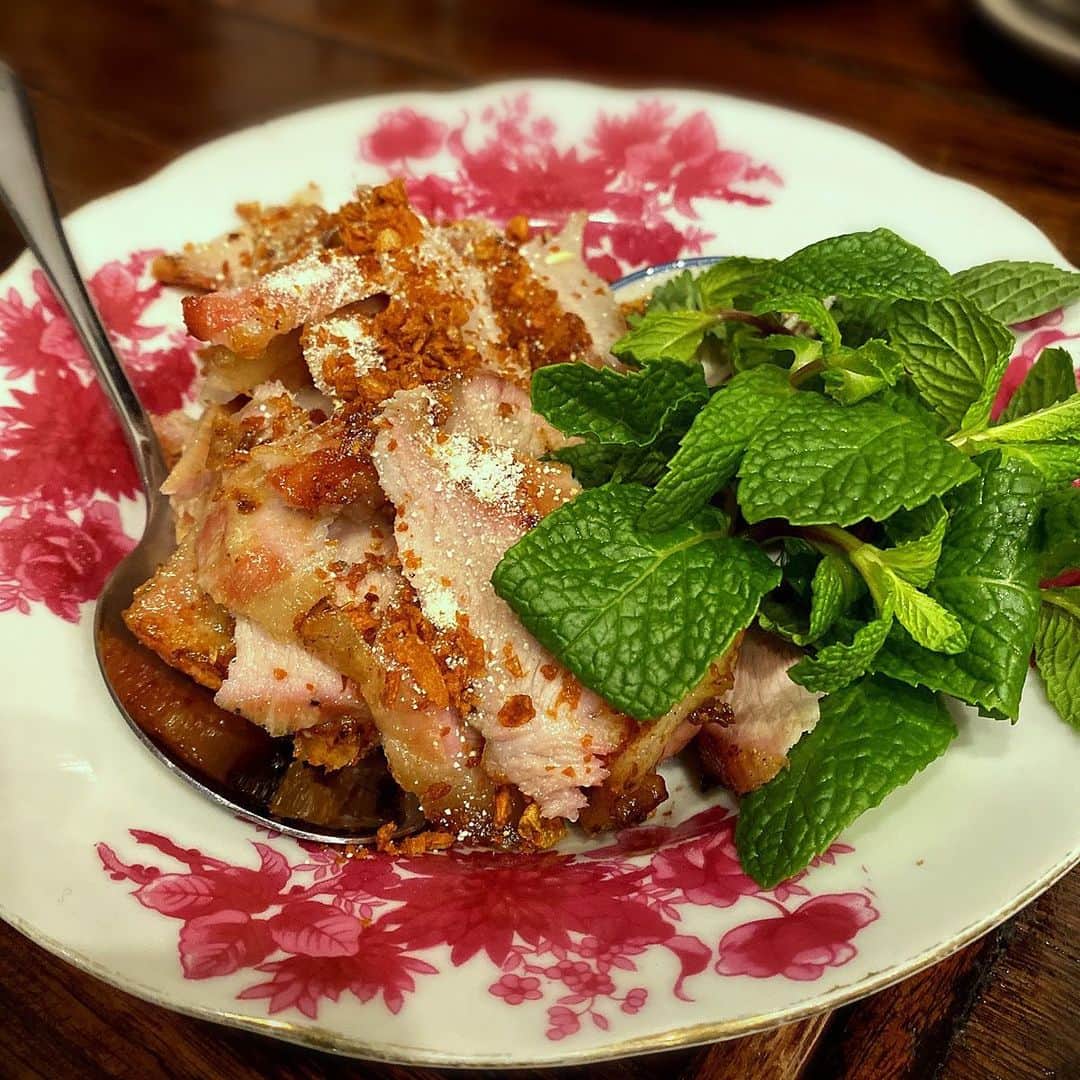 ナイジェラ・ローソンさんのインスタグラム写真 - (ナイジェラ・ローソンInstagram)「Oh Pork Fat, how do I love thee! Let me count the ways.  I adored the Queensland tiger prawns, exuberant in a southern-style curry and then –pic 2 – with the skinniest of noodles, rich with pork fat, oyster sauce, Chinese rice wine, sesame and ginger,  with a fresh hit of Chinese celery on top. Oh, and then the pork jowl, first grilled – pic 3 – with smoked Chilli nam Jim with fish sauce, tamarind, lime and roasted rice, so juicy, simple yet intense, and then (pic 4) in a fragrant green curry with lychees. I have to mention the whole roast Barramundi you see in my 5th photo, with Three-Flavour Sauce (the sourness of tamarind, sweetness of palm sugar, and saltiness of fish sauce) with an abundant sprinkling of crispy garlic and shallots and deep-fried Makrut lime leaves and Thai basil: a headily layered and many-textured delight, but perhaps my favourite was the @porkfatsydney Larb: If you go to a restaurant called pork fat, of course the larb comes with a tumble of golden cubes of – yes – pork fat on top! Sensationally good – but then, absolutely everything was. I ended with Amphawa’s Homemade Coconut Ice Cream with toasted peanuts, jelly-like palm seeds and candied pumpkin, so fresh and bright. What incredible food comes out of this kitchen. If you’re in Sydney, you have to eat here! Thank you to  @cfassnidge and @manufeildelofficial for taking me 🧡 #porkfat #porkfatsydney #sydney #sydneyeats」6月14日 17時17分 - nigellalawson