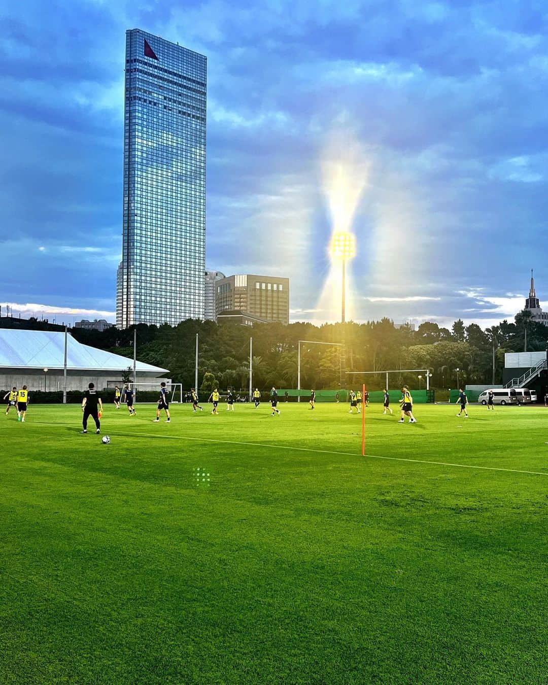 柴田幸子さんのインスタグラム写真 - (柴田幸子Instagram)「昨日はサッカー⚽️な1日♡  千葉玲海菜選手 W杯メンバー選出 おめでとうございます👏🏻👏🏻👏🏻  レギュラー収録がたまたまお休みだったので 急遽電車に飛び乗り会見へ。笑  直接おめでとうのお言葉をお伝えできました！  点を決めて余裕があれば、、、 世界の舞台でBポーズをしてくれるかも、、と。笑  5点は決める！とおっしゃっていたので どこかで飛び出すことを願って！  大怪我から戻ってきてのメンバー選出 たくさんの想いがおありだと思いますが 多くの方の勇気につながる存在であることは 間違いなく、、、  そして2011年 あの歓喜の優勝を 地元福島で見ていたれみなさんが語る  "スポーツの力は大きい"  は誰よりも説得力のあるお言葉で 必ずやってくれると信じています😌♡  駆けつけた皆さんも含めて 輝く笑顔がホントに眩しかったです✨  負けてられません！（出た。笑）  そのまま取材のハシゴで チャレンジカップを控える男子代表の練習へ🎤  3月以来？4月以来？  新10番を背負う堂安選手や伊東選手（推し。笑） 前田選手、瀬古選手、新CAPに決まった遠藤選手ら たくさんの選手にお話伺えました😌  どう組み立てるか、、これからですが（笑） れみなさんのメッセージとあわせて 今週の放送でお届けしますね🎙🫧  そして今日はとても楽しみな収録でした♡  お知らせできる時がきたらまた詳しく🙌🏻  #アナウンサー #フリーアナウンサー #radio #ラジオ #取材 #収録  ・ ・」6月14日 17時20分 - shibata_sachiko