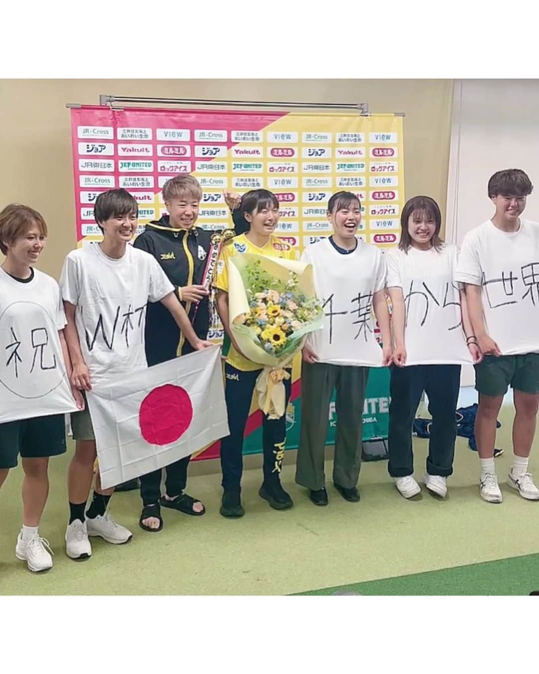 柴田幸子さんのインスタグラム写真 - (柴田幸子Instagram)「昨日はサッカー⚽️な1日♡  千葉玲海菜選手 W杯メンバー選出 おめでとうございます👏🏻👏🏻👏🏻  レギュラー収録がたまたまお休みだったので 急遽電車に飛び乗り会見へ。笑  直接おめでとうのお言葉をお伝えできました！  点を決めて余裕があれば、、、 世界の舞台でBポーズをしてくれるかも、、と。笑  5点は決める！とおっしゃっていたので どこかで飛び出すことを願って！  大怪我から戻ってきてのメンバー選出 たくさんの想いがおありだと思いますが 多くの方の勇気につながる存在であることは 間違いなく、、、  そして2011年 あの歓喜の優勝を 地元福島で見ていたれみなさんが語る  "スポーツの力は大きい"  は誰よりも説得力のあるお言葉で 必ずやってくれると信じています😌♡  駆けつけた皆さんも含めて 輝く笑顔がホントに眩しかったです✨  負けてられません！（出た。笑）  そのまま取材のハシゴで チャレンジカップを控える男子代表の練習へ🎤  3月以来？4月以来？  新10番を背負う堂安選手や伊東選手（推し。笑） 前田選手、瀬古選手、新CAPに決まった遠藤選手ら たくさんの選手にお話伺えました😌  どう組み立てるか、、これからですが（笑） れみなさんのメッセージとあわせて 今週の放送でお届けしますね🎙🫧  そして今日はとても楽しみな収録でした♡  お知らせできる時がきたらまた詳しく🙌🏻  #アナウンサー #フリーアナウンサー #radio #ラジオ #取材 #収録  ・ ・」6月14日 17時20分 - shibata_sachiko