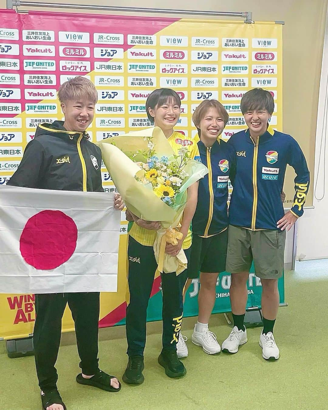 柴田幸子さんのインスタグラム写真 - (柴田幸子Instagram)「昨日はサッカー⚽️な1日♡  千葉玲海菜選手 W杯メンバー選出 おめでとうございます👏🏻👏🏻👏🏻  レギュラー収録がたまたまお休みだったので 急遽電車に飛び乗り会見へ。笑  直接おめでとうのお言葉をお伝えできました！  点を決めて余裕があれば、、、 世界の舞台でBポーズをしてくれるかも、、と。笑  5点は決める！とおっしゃっていたので どこかで飛び出すことを願って！  大怪我から戻ってきてのメンバー選出 たくさんの想いがおありだと思いますが 多くの方の勇気につながる存在であることは 間違いなく、、、  そして2011年 あの歓喜の優勝を 地元福島で見ていたれみなさんが語る  "スポーツの力は大きい"  は誰よりも説得力のあるお言葉で 必ずやってくれると信じています😌♡  駆けつけた皆さんも含めて 輝く笑顔がホントに眩しかったです✨  負けてられません！（出た。笑）  そのまま取材のハシゴで チャレンジカップを控える男子代表の練習へ🎤  3月以来？4月以来？  新10番を背負う堂安選手や伊東選手（推し。笑） 前田選手、瀬古選手、新CAPに決まった遠藤選手ら たくさんの選手にお話伺えました😌  どう組み立てるか、、これからですが（笑） れみなさんのメッセージとあわせて 今週の放送でお届けしますね🎙🫧  そして今日はとても楽しみな収録でした♡  お知らせできる時がきたらまた詳しく🙌🏻  #アナウンサー #フリーアナウンサー #radio #ラジオ #取材 #収録  ・ ・」6月14日 17時20分 - shibata_sachiko