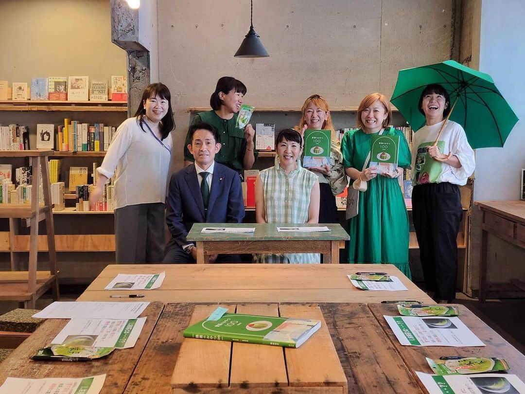 福田淳子さんのインスタグラム写真 - (福田淳子Instagram)「@plateau_booksで開催したトークイベント「最高においしい抹茶のおやつをつくるメゾット」 無事に終了しました。きてくださったみなさま、そしてご協力いただいたみなさま、本当にありがとうございました。 ⁡ 今回は伊藤園マーケティング本部リーフブランドグループ・チーフの阿井崇さんがゲストスピーカーとして参加してくださいました。阿井さんはティーテイスター１級、茶道歴15年以上（お免状もお持ちです）というどこをとってもプロ中のプロ。どんな質問にも的確に返答していくお姿は側から見ていてもカッコよかったです。 ⁡ 今回は参加＆体験型イベントにしたいと思っていたので、みなさんに、たくさん見たり、飲んだり、食べたりしていただきました。人のワクワクって伝わるんだなと、コロナ禍を経てのイベントはすごく心に沁みましたし、たくさんの力をいただきました。 ⁡ 実際に食べてもらったり、飲んでもらったりすると、説明はそこまでいらなかったりします。 何がいいのかは、何がおいしいのかは人それぞれ。感じた気持ちを大事に、これからもたくさんの方に抹茶のおやつを楽しんでいただきたいです。きてくださったみなさん、これから暑い季節ですので、アイス抹茶をシャカシャカして楽しんでくださいね。 ⁡ 当日、特に決めていなかったのに、スタッフチームのみなさんがグリーンでいらしてくれてすごくうれしかったです。（まさかの伊藤園さんチームまでもが、というか参加者の方まで！） ⁡ またイベントができたらいいなと思いました。 ⁡ 『抹茶のおやつ100』も好評発売中です。こちらもぜひよろしくお願いします。  #抹茶のおやつ100  #おーいお茶宇治抹茶  #抹茶」6月14日 17時21分 - junjunfukuda