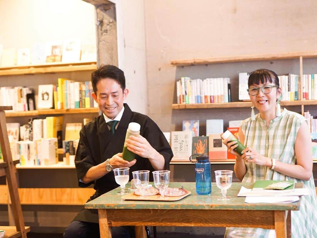 福田淳子さんのインスタグラム写真 - (福田淳子Instagram)「@plateau_booksで開催したトークイベント「最高においしい抹茶のおやつをつくるメゾット」 無事に終了しました。きてくださったみなさま、そしてご協力いただいたみなさま、本当にありがとうございました。 ⁡ 今回は伊藤園マーケティング本部リーフブランドグループ・チーフの阿井崇さんがゲストスピーカーとして参加してくださいました。阿井さんはティーテイスター１級、茶道歴15年以上（お免状もお持ちです）というどこをとってもプロ中のプロ。どんな質問にも的確に返答していくお姿は側から見ていてもカッコよかったです。 ⁡ 今回は参加＆体験型イベントにしたいと思っていたので、みなさんに、たくさん見たり、飲んだり、食べたりしていただきました。人のワクワクって伝わるんだなと、コロナ禍を経てのイベントはすごく心に沁みましたし、たくさんの力をいただきました。 ⁡ 実際に食べてもらったり、飲んでもらったりすると、説明はそこまでいらなかったりします。 何がいいのかは、何がおいしいのかは人それぞれ。感じた気持ちを大事に、これからもたくさんの方に抹茶のおやつを楽しんでいただきたいです。きてくださったみなさん、これから暑い季節ですので、アイス抹茶をシャカシャカして楽しんでくださいね。 ⁡ 当日、特に決めていなかったのに、スタッフチームのみなさんがグリーンでいらしてくれてすごくうれしかったです。（まさかの伊藤園さんチームまでもが、というか参加者の方まで！） ⁡ またイベントができたらいいなと思いました。 ⁡ 『抹茶のおやつ100』も好評発売中です。こちらもぜひよろしくお願いします。  #抹茶のおやつ100  #おーいお茶宇治抹茶  #抹茶」6月14日 17時21分 - junjunfukuda