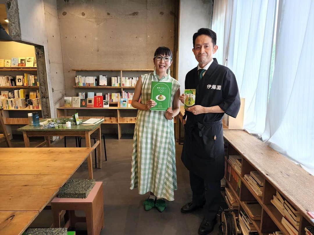 福田淳子さんのインスタグラム写真 - (福田淳子Instagram)「@plateau_booksで開催したトークイベント「最高においしい抹茶のおやつをつくるメゾット」 無事に終了しました。きてくださったみなさま、そしてご協力いただいたみなさま、本当にありがとうございました。 ⁡ 今回は伊藤園マーケティング本部リーフブランドグループ・チーフの阿井崇さんがゲストスピーカーとして参加してくださいました。阿井さんはティーテイスター１級、茶道歴15年以上（お免状もお持ちです）というどこをとってもプロ中のプロ。どんな質問にも的確に返答していくお姿は側から見ていてもカッコよかったです。 ⁡ 今回は参加＆体験型イベントにしたいと思っていたので、みなさんに、たくさん見たり、飲んだり、食べたりしていただきました。人のワクワクって伝わるんだなと、コロナ禍を経てのイベントはすごく心に沁みましたし、たくさんの力をいただきました。 ⁡ 実際に食べてもらったり、飲んでもらったりすると、説明はそこまでいらなかったりします。 何がいいのかは、何がおいしいのかは人それぞれ。感じた気持ちを大事に、これからもたくさんの方に抹茶のおやつを楽しんでいただきたいです。きてくださったみなさん、これから暑い季節ですので、アイス抹茶をシャカシャカして楽しんでくださいね。 ⁡ 当日、特に決めていなかったのに、スタッフチームのみなさんがグリーンでいらしてくれてすごくうれしかったです。（まさかの伊藤園さんチームまでもが、というか参加者の方まで！） ⁡ またイベントができたらいいなと思いました。 ⁡ 『抹茶のおやつ100』も好評発売中です。こちらもぜひよろしくお願いします。  #抹茶のおやつ100  #おーいお茶宇治抹茶  #抹茶」6月14日 17時21分 - junjunfukuda