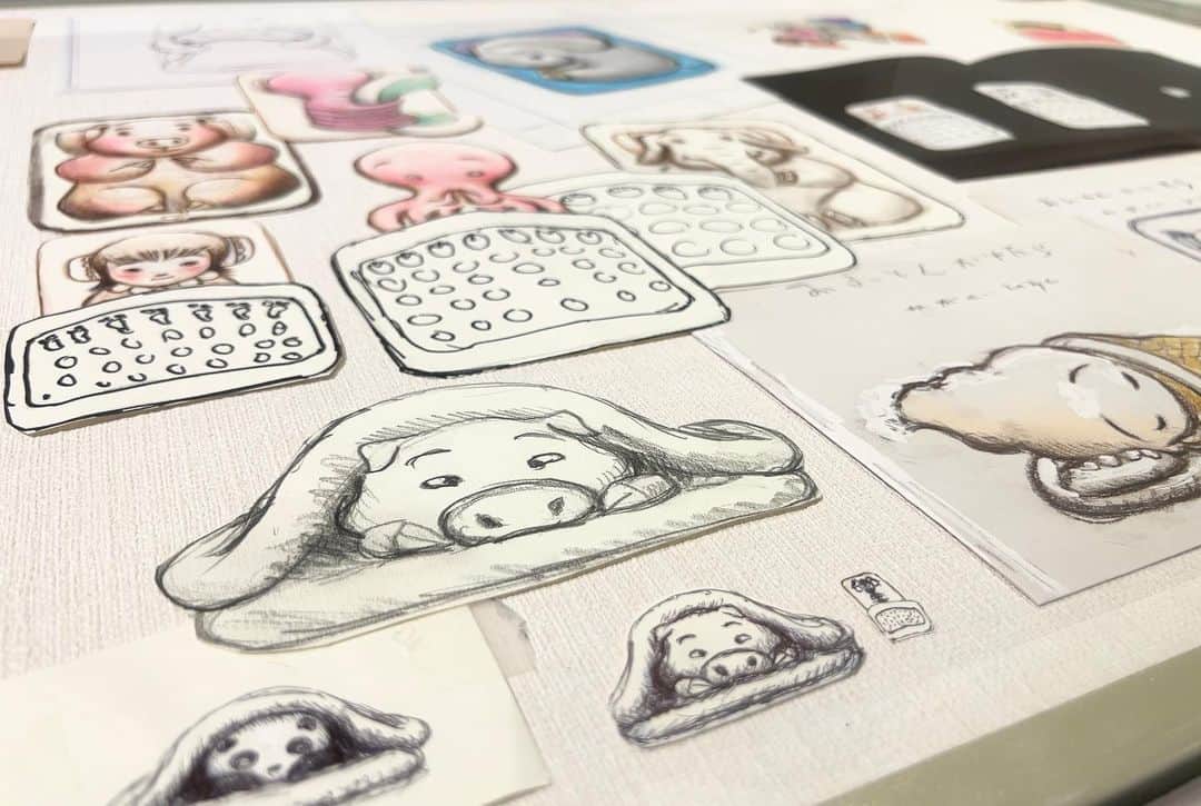 ブロンズ新社さんのインスタグラム写真 - (ブロンズ新社Instagram)「明日6/15より、長野県岡谷市にあるイルフ童画館さんで、 「かがくいひろしの世界展」が始まります。 ・ ・ ブロンズ新社刊の5冊の絵本 『だるまさんが』 『だるまさんの』 『だるまさんと』 『おふとん かけたら』 『おしくら まんじゅう』 を含む、計16冊の絵本を世に送り出した、かがくいさん。 原画展では、それら16冊に加えて、アイデアをあたためていた未完の絵本（のラフ）たちもたくさん紹介されています。 ・ ・ かがくいさんが、実は、長く特別支援学校の教員だったことは、あまり知られていないかもしれません。  かがくいさんは、「もし教師をしていなかったら、絵本を描くようにはならなかったでしょう」と語っていて、たくさんの子どもたちと関わり合ってきた経験が、絵本を描く原動力になったそうです。  28年に及んだそんな教員生活や、同僚の先生たちとともに子どもたちを楽しませるために活動した、人形ボードビルなど、絵本作家のバックグラウンドとなった一面も、ぜひ知っていただきたいです。 ・ ・ 会場には、かがくいさんも大好きだった「人形劇団プーク」の皆さんに再現していただいた、ボードビルの舞台装置と小道具もあり、触って遊んでいただけます。 ・ ・ 全国巡回の一会場目となるイルフ童画館。 ぜひみなさまでお出かけください。 ・ ・ ・ 「日本中の子どもたちを笑顔にした 絵本作家 かがくいひろしの世界展」  ◆6月15日〜9月16日 ◆イルフ童画館 　長野県岡谷市中央町2-2-1  @ilf_dougakan  @puppet_theatre_puk」6月14日 17時21分 - bronzeshinsha
