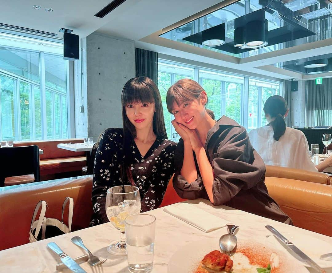 松下萌子さんのインスタグラム写真 - (松下萌子Instagram)「大好き　@nanakofujisaki  奈々ちゃんとランチ☺️💫 めちゃくちゃ遅刻したにも関わらず🥹神対応の奈々ちゃん🥰 ほんとに奇跡の45 肌年齢は25歳（リアル） 可愛い過ぎる＆癒しでハッピータイムでした💘感謝💐  #藤崎奈々子　#お誕生日一緒　#12月19日生まれ」6月14日 17時23分 - moecochalkart