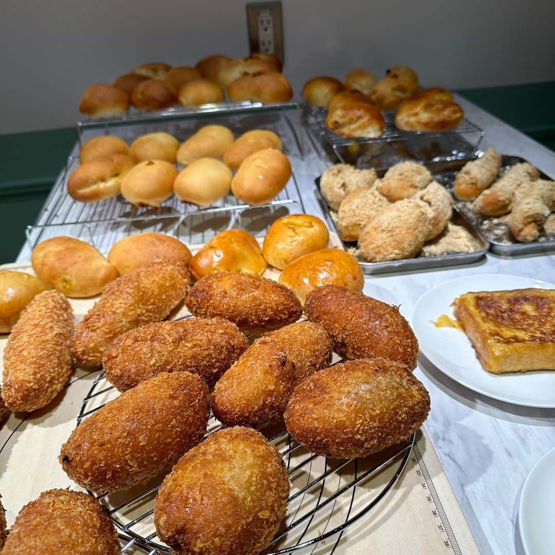 マギー審司さんのインスタグラム写真 - (マギー審司Instagram)「今日は渋谷のキッチンスタジオに集まってみんなでパン作りをしました🍞  初めての揚げパン‼️  かなり美味しかったです😁😁😁  しばらく揚げパンにハマりそうです😋」6月14日 17時37分 - maggy_shinji33
