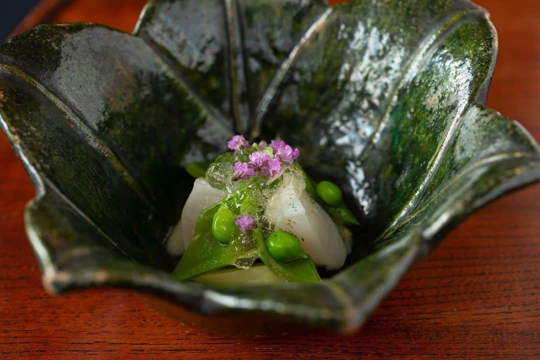 のインスタグラム：「SUMAU人気連載 〈おもてなし料理〉をUPしました🍴   ＊＊＊＊    千 麻子「うつわと料理」   Vol.23 楽の百合形向付と、帆立と初夏の野菜の和えもの  ⁡   ＊＊＊＊    記事はプロフィールTOP（@morimoto_sumau）のURLより是非ご覧ください👀   #モリモト #morimoto #sumau #スマウ #おもてなし料理 #レシピ #recipe #foodpic #foodstagram #おうちごはん #おうち時間 #料理 #器 #楽焼 #緑釉」