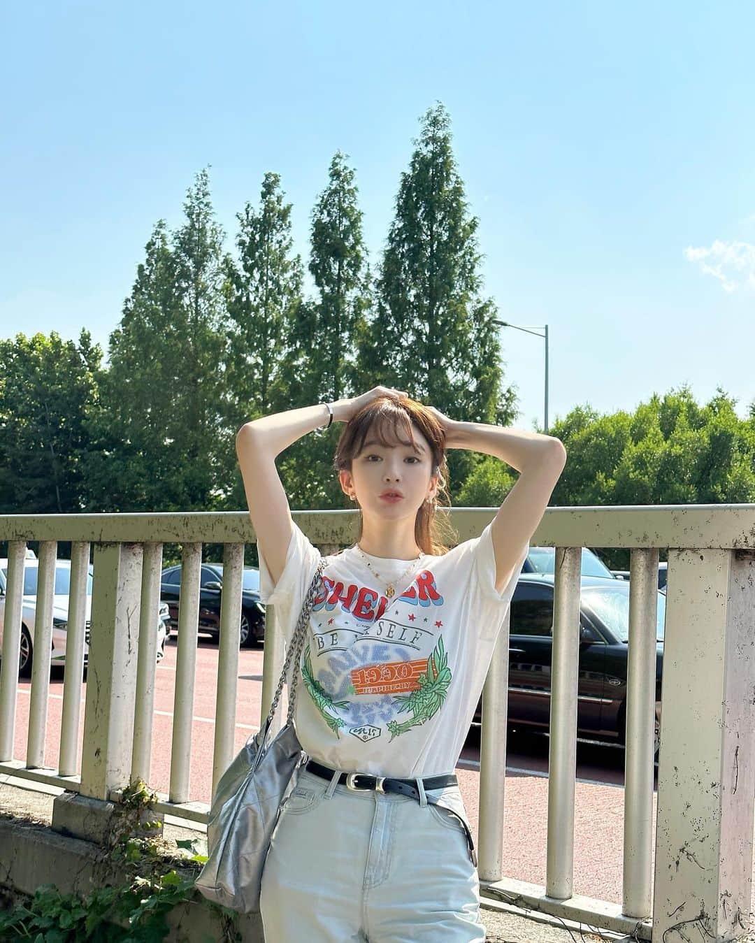 カン・ミンギョン のインスタグラム：「#광고 #RAIVE 👕🫧 이제 증말 ..... ㄷ ㅓ💙ㅝ..   #레이브 #쉘터티셔츠」