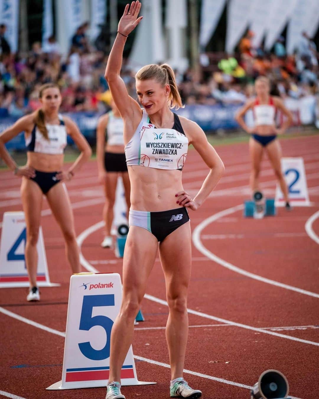 のインスタグラム：「Czas powolutku witać się z @memorialcybulskiego ♥️ To już w tę niedziele poznański Golęcin będzie stolicą lekkiej atletyki!  Zdjęcie chyba z 1 bądź 2 edycji tego wydarzenia ♥️  Już nie mogę się doczekać na tą mieszankę emocji takich jak ekscytacja i radość, ale i stres i strach… co to będzie..? Powrót po takiej przerwie i jeszcze na nowym dystansie… Wiem jednak jedno - publiczność będzie ze mną! Bilety na sektor B już wyprzedane, tak że spieszcie się jeśli jeszcze nie macie miejscówek! 🎟️🎫 #poznan #zawody #athletics #bieganie #współpracaambasadorska」