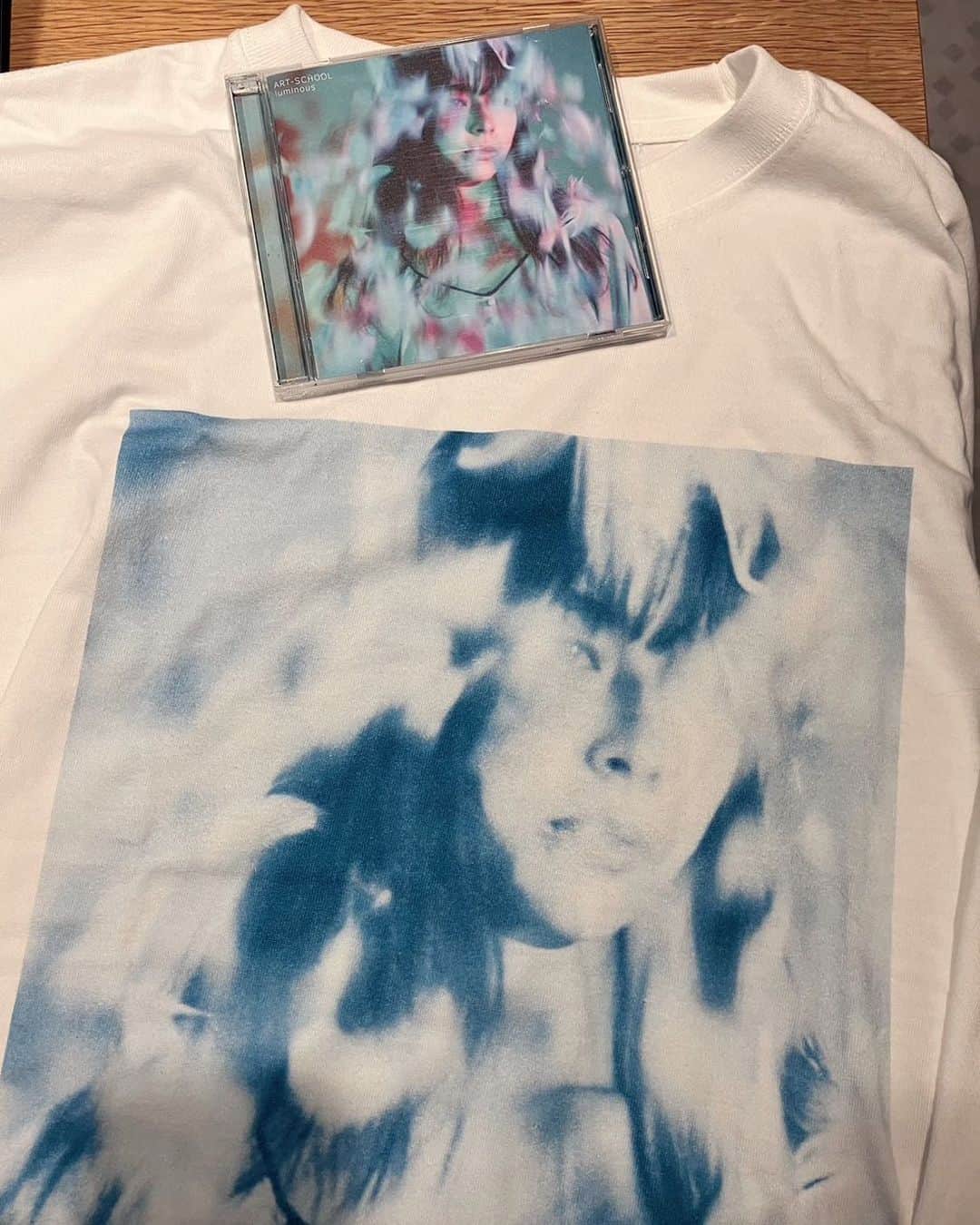木下理樹のインスタグラム：「今日、ART-SCHOOLのニューアルバム「luminous 」発売日！ 初回限定盤には、Tシャツが付いてきます｡ 沢山の方に届いて欲しい…聴いて欲しい！ 宜しくお願い致します！  ART-SCHOOL『luminous』   01. Moonrise Kingdom 02. ブラックホール・ベイビー 03. Bug 04. Adore You 05. 2AM 06. Teardrops 07. I remember everything 08. Heart of Gold 09. End of the world 10. In The Lost & Found  ▷ Streaming / Download https://art-school.lnk.to/luminousAL  ーーーーーーーーーーーーーーーーーーーー  ▷ ART-SCHOOL official web site https://www.art-school.net  ▷ ART-SCHOOL「luminous」 https://www.art-school.net/luminous/」