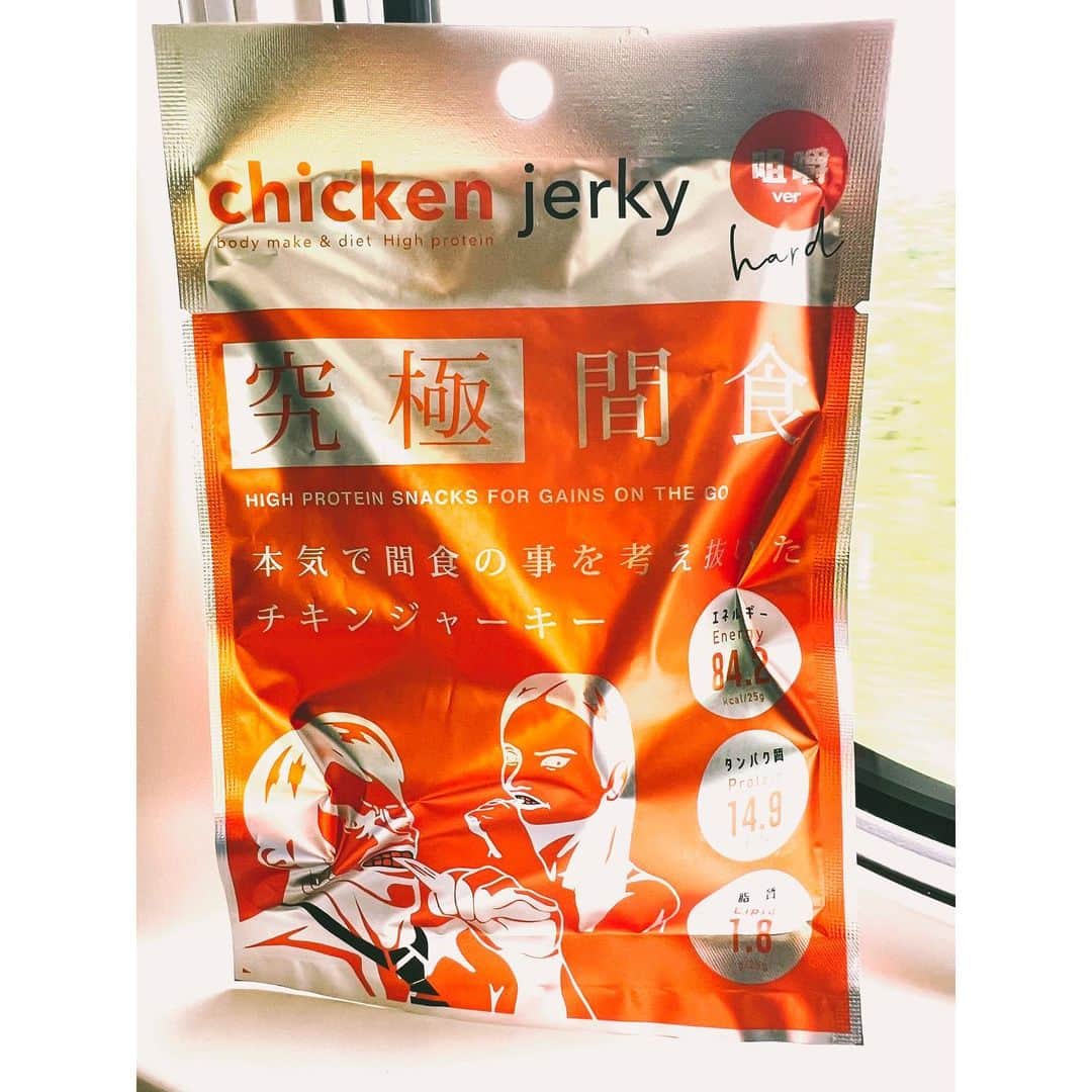 寺下智香（プロボウラー）さんのインスタグラム写真 - (寺下智香（プロボウラー）Instagram)「中島商店様から頂いた究極間食チキンジャーキーが美味しかったです🐓✨ タンパク質多くて低脂質！最高👊  早速ネットで追加注文しました🤤  👉@ultimate_chicken.hpm  #中島商店 #@ultimate_chicken.hpm #究極間食チキンジャーキー #究極間食ビーフジャーキー #美味しい #高タンパク低脂質  #間食はこれに決まり」6月14日 17時45分 - chika507