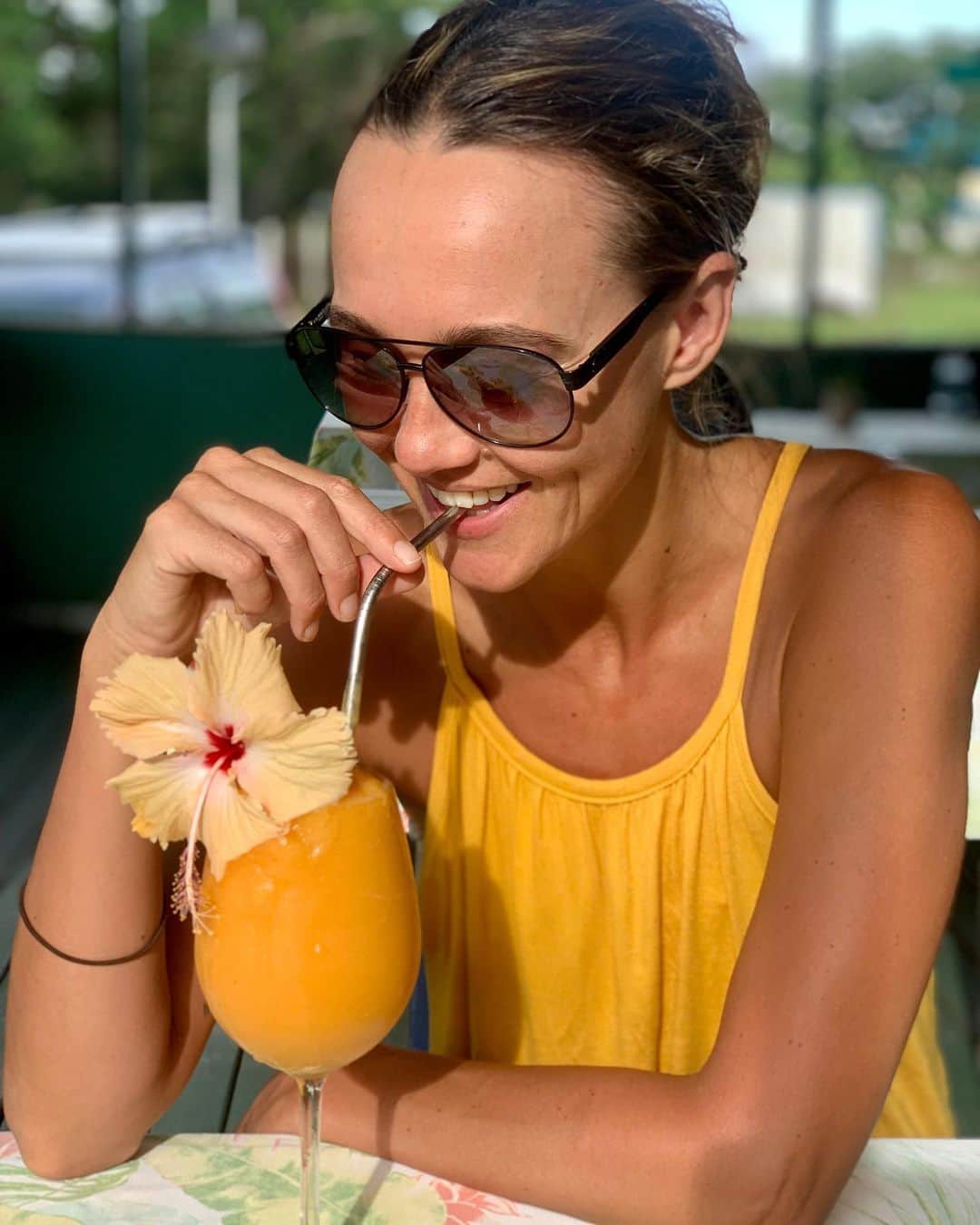 シャーニ・ヴィンソンのインスタグラム：「My happy place 🍹🌼  #fiji #happyhour #cocktails #sunshine #islandvibes #islandtime #travel #adventure #roadto40 #letsgo」