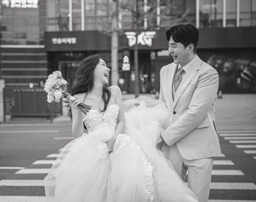 キム・ドヒのインスタグラム：「- 도로에서 찍고싶어서 봄에 찍은건데  최애사진이 되었😆🤍」