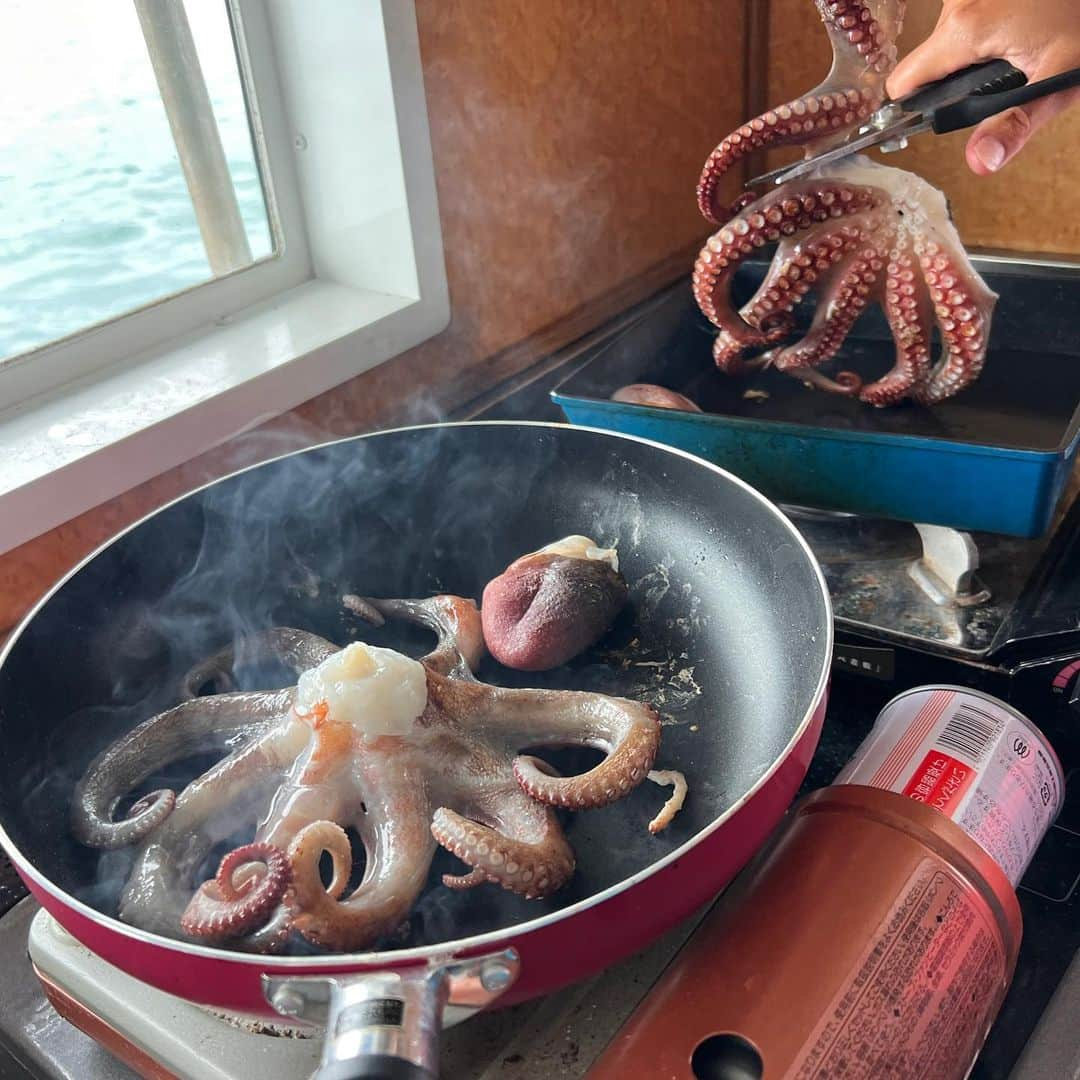 渕上万莉 さんのインスタグラム写真 - (渕上万莉 Instagram)「明石の海蓮丸でキタコー🐙‼️‼️✨  平日にも関わらず 参加してくれた皆さま🥹✨ 晴れ男、晴れ女の皆さま☀️ 楽しい時間をありがとうございました😆❤️❤️  午前中タコ釣りで全員キタコ🐙からの タイラバのリレー便🐟  YouTubeで告知したように 船釣り初めての方も🔰 美容師の方も✂️（月曜日やから） 参加してくれて、もちろんベテランの暇な人も（笑）🤣 めっちゃ嬉しかったし最高の1日でした🥹🍖☀️🍺  WESTMARINE CUP🏆 結果は🔻  ・ファーストキタコ賞🕶（さっとん） ・早がけキタコ賞👕 （にゃおん、あーちゃん） ・ミクミク賞🕶 最多魚種（しげる①） ・フッチー＆にっしゃん賞👕初船釣り （テルちゃん、キョウスケ） ・ワカメ最重量賞🩳（ケンちゃん） ・デカタコ賞🛥（ヤブちゃん） ・タコ竿頭賞🛥（てっしー） ・ファーストT賞👕（デビル会長） ・ゴリパパ賞🍾（マッキー） ・ジャンケン賞🕶（ヤブちゃん）  海蓮丸の堀内船長、中乗りの山中君、宮城から駆けつけてくれたミクミク✨  ホントにありがとうございました😆🙏🏽🌴  また次も別の釣り物で企画出来たらいいなーと思ってるので、スケジュール合えば参加してねーっ😆🙌🏽❤️  #海蓮丸 #明石タコ #タコ釣り #タイラバ #キタコ #westmarine  #釣りイベント #みんなありがとう  #みくみく #にっしゃん #フッチー」6月14日 17時39分 - mari_fuchigami