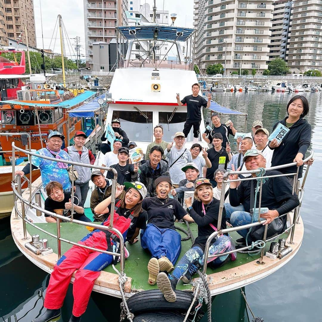 渕上万莉 さんのインスタグラム写真 - (渕上万莉 Instagram)「明石の海蓮丸でキタコー🐙‼️‼️✨  平日にも関わらず 参加してくれた皆さま🥹✨ 晴れ男、晴れ女の皆さま☀️ 楽しい時間をありがとうございました😆❤️❤️  午前中タコ釣りで全員キタコ🐙からの タイラバのリレー便🐟  YouTubeで告知したように 船釣り初めての方も🔰 美容師の方も✂️（月曜日やから） 参加してくれて、もちろんベテランの暇な人も（笑）🤣 めっちゃ嬉しかったし最高の1日でした🥹🍖☀️🍺  WESTMARINE CUP🏆 結果は🔻  ・ファーストキタコ賞🕶（さっとん） ・早がけキタコ賞👕 （にゃおん、あーちゃん） ・ミクミク賞🕶 最多魚種（しげる①） ・フッチー＆にっしゃん賞👕初船釣り （テルちゃん、キョウスケ） ・ワカメ最重量賞🩳（ケンちゃん） ・デカタコ賞🛥（ヤブちゃん） ・タコ竿頭賞🛥（てっしー） ・ファーストT賞👕（デビル会長） ・ゴリパパ賞🍾（マッキー） ・ジャンケン賞🕶（ヤブちゃん）  海蓮丸の堀内船長、中乗りの山中君、宮城から駆けつけてくれたミクミク✨  ホントにありがとうございました😆🙏🏽🌴  また次も別の釣り物で企画出来たらいいなーと思ってるので、スケジュール合えば参加してねーっ😆🙌🏽❤️  #海蓮丸 #明石タコ #タコ釣り #タイラバ #キタコ #westmarine  #釣りイベント #みんなありがとう  #みくみく #にっしゃん #フッチー」6月14日 17時39分 - mari_fuchigami