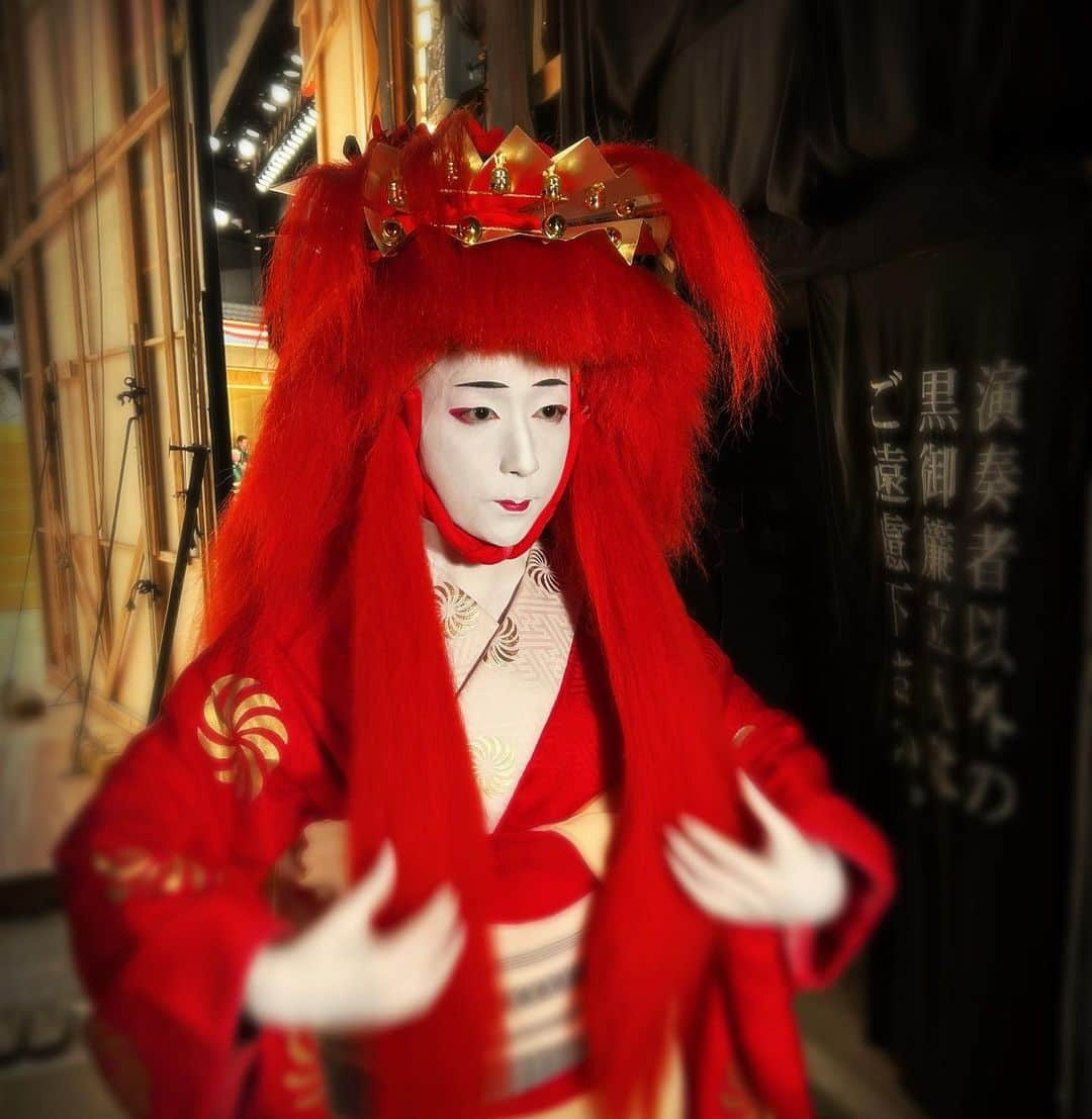 中村米吉さんのインスタグラム写真 - (中村米吉Instagram)「🪭扇獅子🪭  肌を脱ぎ、獅子の毛をつけて🦁  『連獅子』などと違って、獅子の精ではなく、芸者さんが獅子の拵えで毛振りの芸事をして見せると言う趣向です☺️  『扇獅子』で毛を振る振付なのは今回が初めてとのこと！  あくまでも芸者であることを忘れずに、品良く優美な毛振りを勤めたいと思います🫡  #歌舞伎座 #六月大歌舞伎 #清元 #扇獅子  #毛振り #獅子 #芸者 #歌舞伎 #KABUKI #女形 #中村米吉」6月14日 17時41分 - yonekichi.rice_lucky