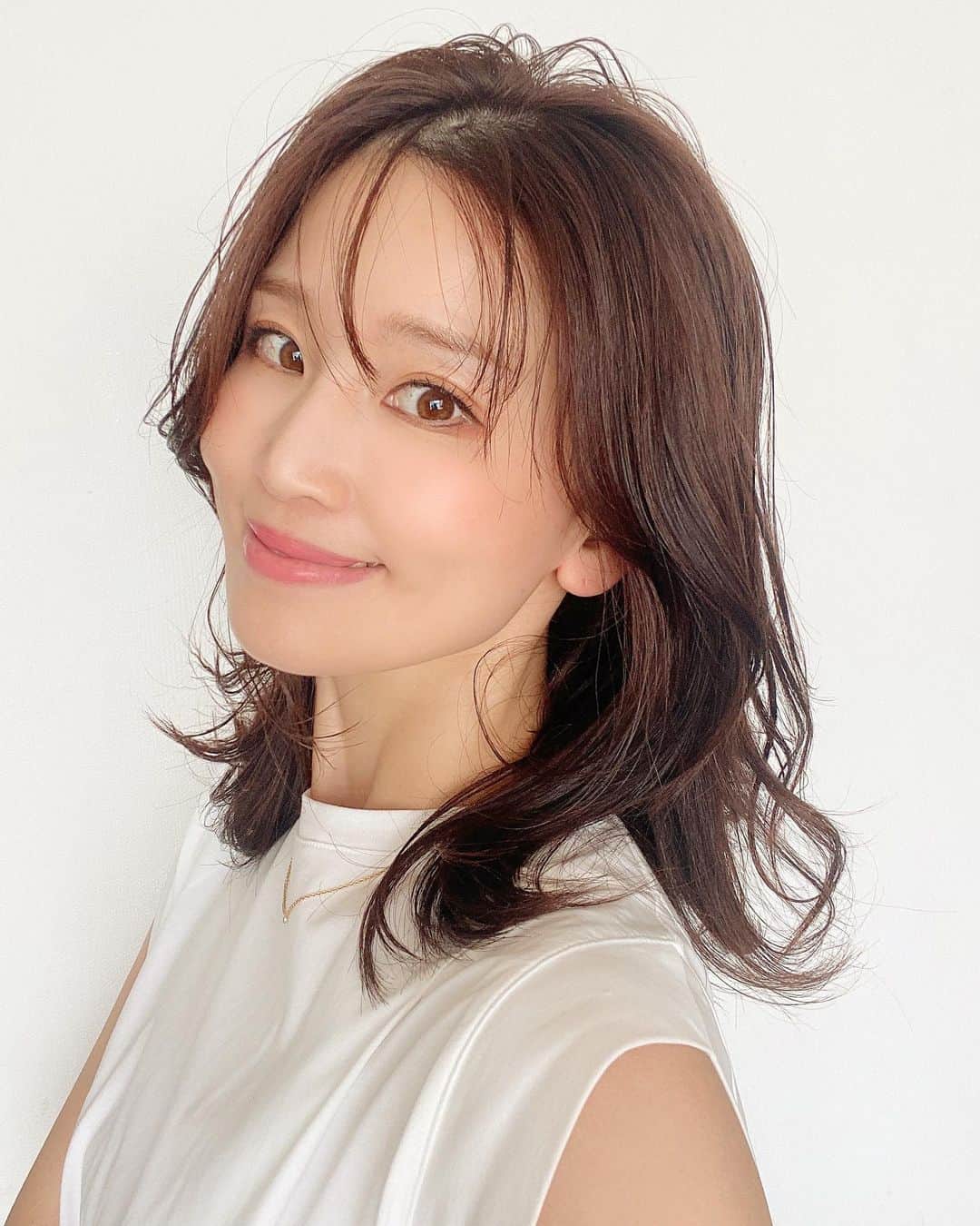 永田明華のインスタグラム：「私にぴったりのヘアスタイルを提案してくれる@fons_rika   今回は動きたっぷり、 柔らかいイメージのミルクティーベージュカラーにしてもらいました☺️ りかさんは オールマイティーだから、ほんと助かる😘 ちなみに、眉毛も染めてもらったので、 眉毛薄めです🙏 #thankyou #love 😍」