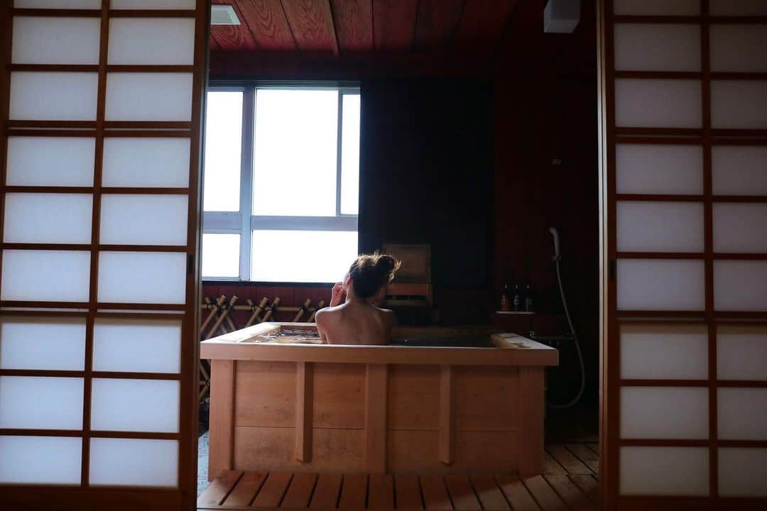 西内ひろのインスタグラム：「旅のロケ中に宿泊させて頂いたお宿は、お部屋に♨️付きを用意して頂き癒されました🙏  お気遣いに感謝🥲🙏  Japanese Ryokan. There was a hot spring in the room♨️  Photo by @chiaki_oshima_works  #わがまま気まま旅気分 #大分　#九州　#アドベンチャー #旅好き #旅好きな人と繋がりたい  #Oita #hotsprings  #japan #japantravel」