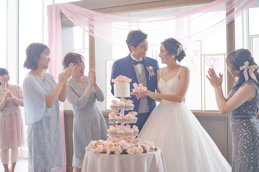 のインスタグラム：「. 結婚式披露宴の中でも 特別ゲスト注目度が高いケーキ入刀！  おふたりのこだわりが詰まった 特別なウェディングケーキで華やかなセレモニーを✨  会場：ハカタギグランヒューリ . @rakukon をフォローして 『#楽婚』をつけて、 お写真の投稿大歓迎♡ 公式IGでリグラムされるかも！？  Webでご予約はTOPのURLより♡ ⇒@rakukon . #rakukon #ベストアニバーサリー #wedding #weddingday #weddingreception #weddingreportage #weddingday #ウェディング #結婚式 #結婚 #フォトウェディング #ウェディングフォト #前撮り #記念日 #プレ花嫁 #卒花 #花嫁 #2023春婚 #2023夏婚 #2023秋婚 #結婚式準備 #結婚式演出 #結婚式レポ #オリジナルウェディング #ナチュラルウェディング #披露宴演出 #ウェディングケーキ #ケーキ入刀 #ファーストバイト」