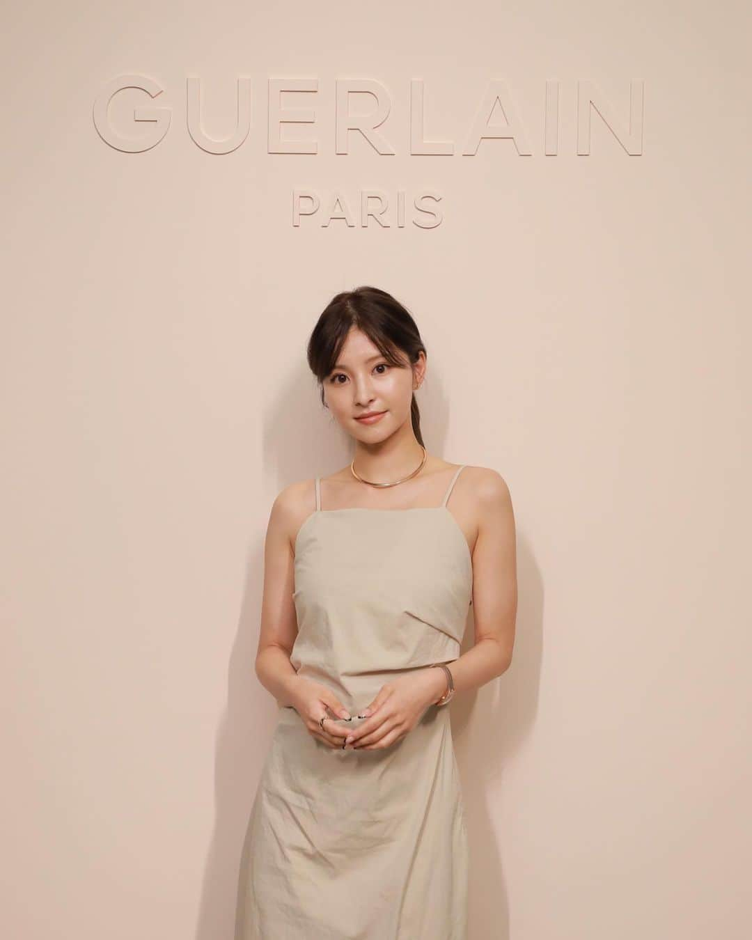 明松美玖のインスタグラム：「、 @guerlain のmakeup creative director である VioletteのOPEN HOUSEイベントにお邪魔しました💫🇫🇷  会場はアーカイブコレクションが展示されViolleteのアトリエ空間のようで彼女の脳内の一部が伺えました🖤  7月15日新発売の"ルージュ ジェ ナチュラリー"コレクションは彼女が表現するパリジェンヌのヌードメイクで自然な血色感を際立たせてくれます。✨  #ゲラン #ルージュジェ #オンブルジェ #GuerlainMakeup」