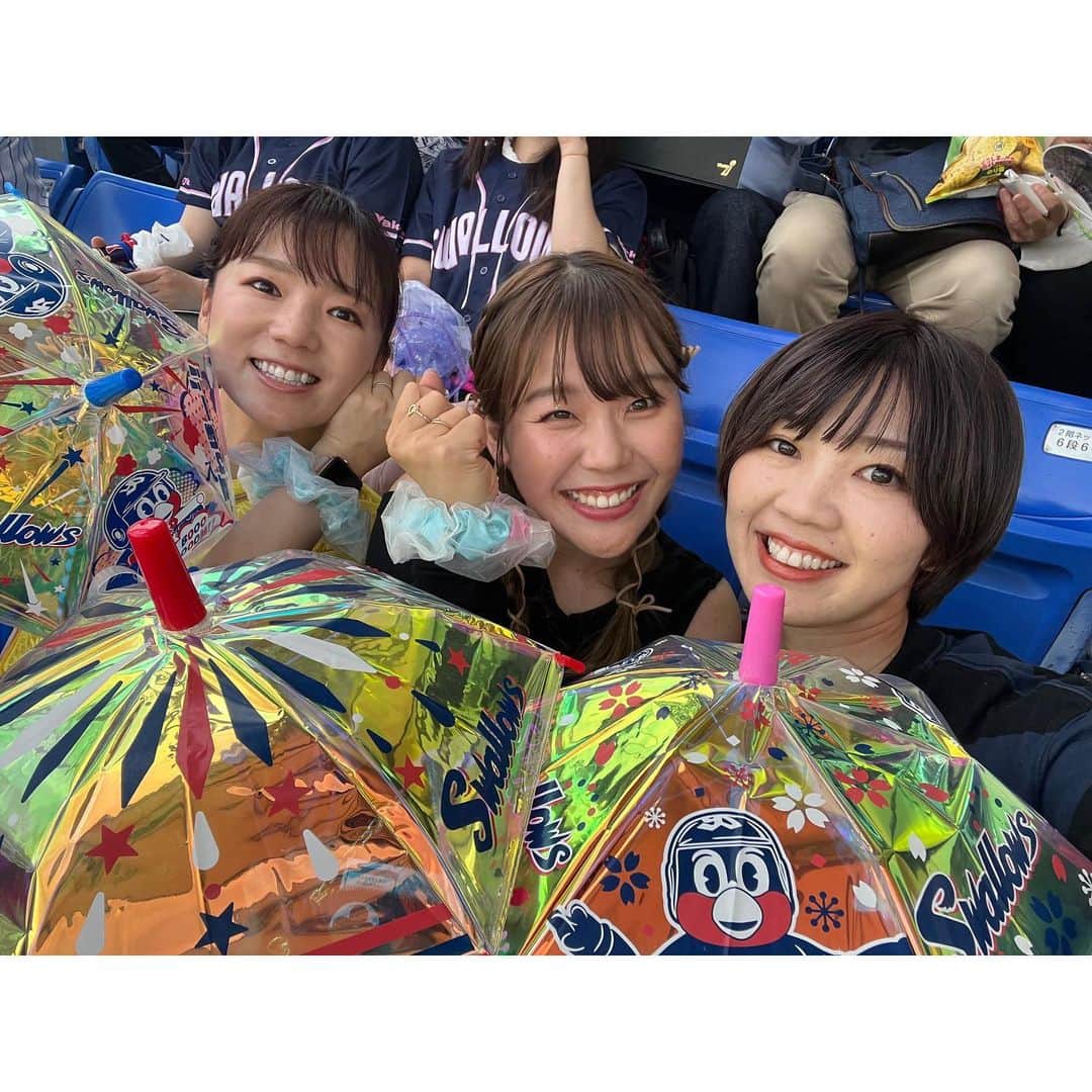 有村智恵のインスタグラム：「とっても楽しかった昨日🥰❤️  @yuri_yoshida__ と @yoshiba0312rumi と😍  #当初の予定はカヌーしてパンケーキだった日 #結果的にスコーン食べて野球観戦した日 #優利ちゃんにスコーンの物撮りは褒められた日 #写真を自分で撮ってる時でも笑顔を欠かさない事を学んだ日 #野球観戦は優利ちゃんの解説付きで勉強になった日 #野球選手の構えを見てゴルフだとこの球が出そうと好き勝手語りあった日 #でも結局ゴルフの話してた日 #葭葉さんは野球は2回目の観戦だけど東京音頭は完璧に歌えてた日 #グッズの傘とシュシュを気に入ってくれて今週試合会場で使うと喜んでたけどどうやって使うんだろうとハテナしか残らなかった日 #とっても楽しい１日でした❤️ #誘ってくれてありがと😆 #また蕎麦打ちうどん打ちバスケはマストで❤️」