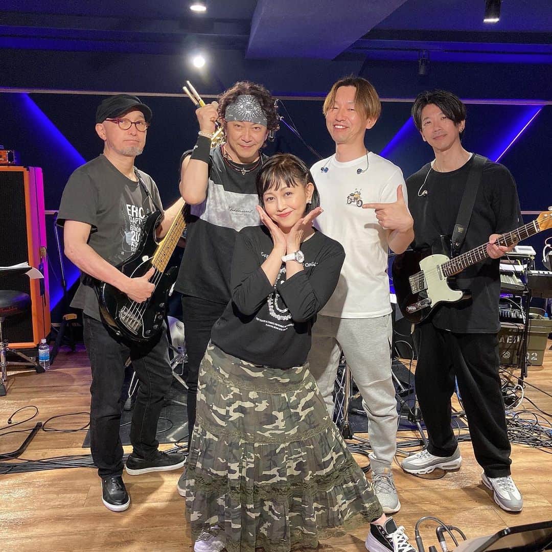 浅香唯のインスタグラム：「Billboard Live リハーサル順調で〜す✨ 左からヨッシー、西やん、ゆうごん、ウッキー、いつものメンバーと一緒にいざ！ビルボード大阪6月17日(土)&ビルボード横浜6月24日(土)へ❗ よ〜し、今回も美味しい料理をたらふく楽しむぞ〜💪😋 いやいや…ちがうちがう…💦 よ〜し、今回もみんなのステキな笑顔に会いに行くぞ〜💪🥰の間違いでした🤭 昨年の9月以来だね💖とっても楽しみだな〜✨  美味しい料理やお酒を楽しみながら、ちょっぴり贅沢な時間を私と一緒に過ごしましょうね😘 素敵な一日となりますように🤩✨  ☆プロフィールのリンクからBillboardのHPにいけます  #浅香唯  #billboard  #billboard大阪  #ビルボードライブ大阪  #billboard横浜  #ビルボードライブ横浜  #live  #リハーサル」