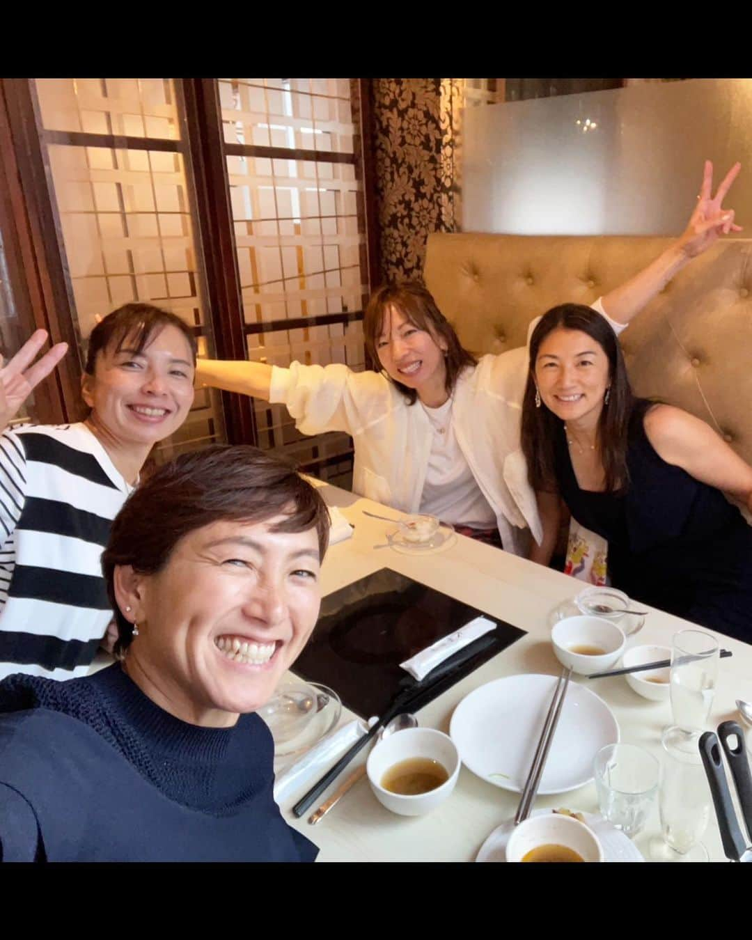 杉山愛のインスタグラム：「美紀がちょっとだけ日本に帰ってきてるので🇯🇵 いつものメンバーでランチ🥢 あーっという間に時間が経っちゃった🤣🤣 美味しくって楽しくって最高の時間💛  #火鍋 #ランチ #赤坂ランチ #lunchiwithfriends  #あっという間の4時間 #こわっ」