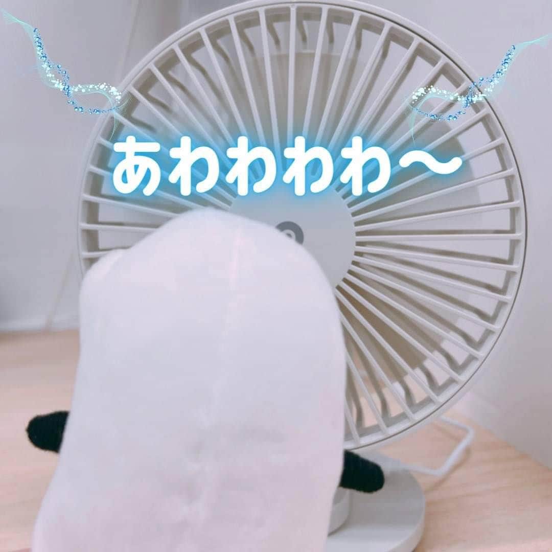 コメ助さんのインスタグラム写真 - (コメ助Instagram)「.  今日は蒸し暑いコメ〜😵‍💫💦  そんな日は、 扇風機で湿気を吹きとばすヨネ🌈✨  あわわわわーーー😮 扇風機前にいくとついつい やっちゃうコメ(。-∀-)  #天気 #湿気 #むしむし #ゆるキャラ  #コメ助」6月14日 17時53分 - komenichiwa
